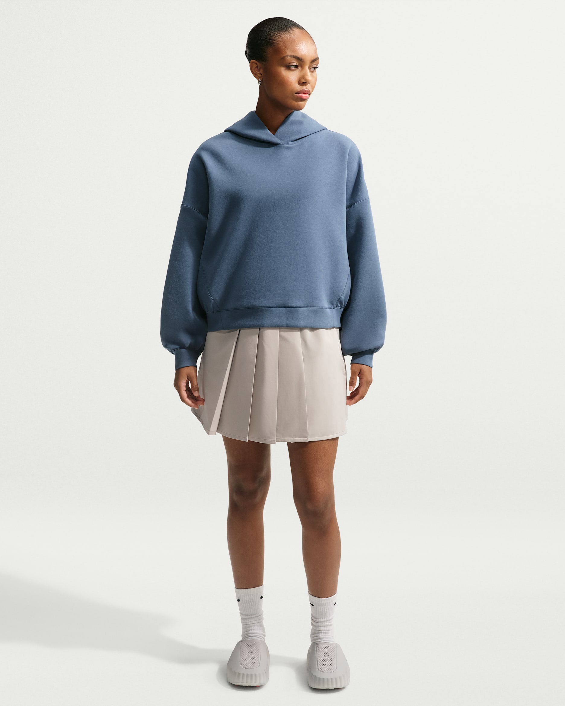 Plissert Nike 24.7 PerfectStretch Dri-FIT-skjørt med høyt liv og UV-beskyttelse til dame - Cream II/College Grey