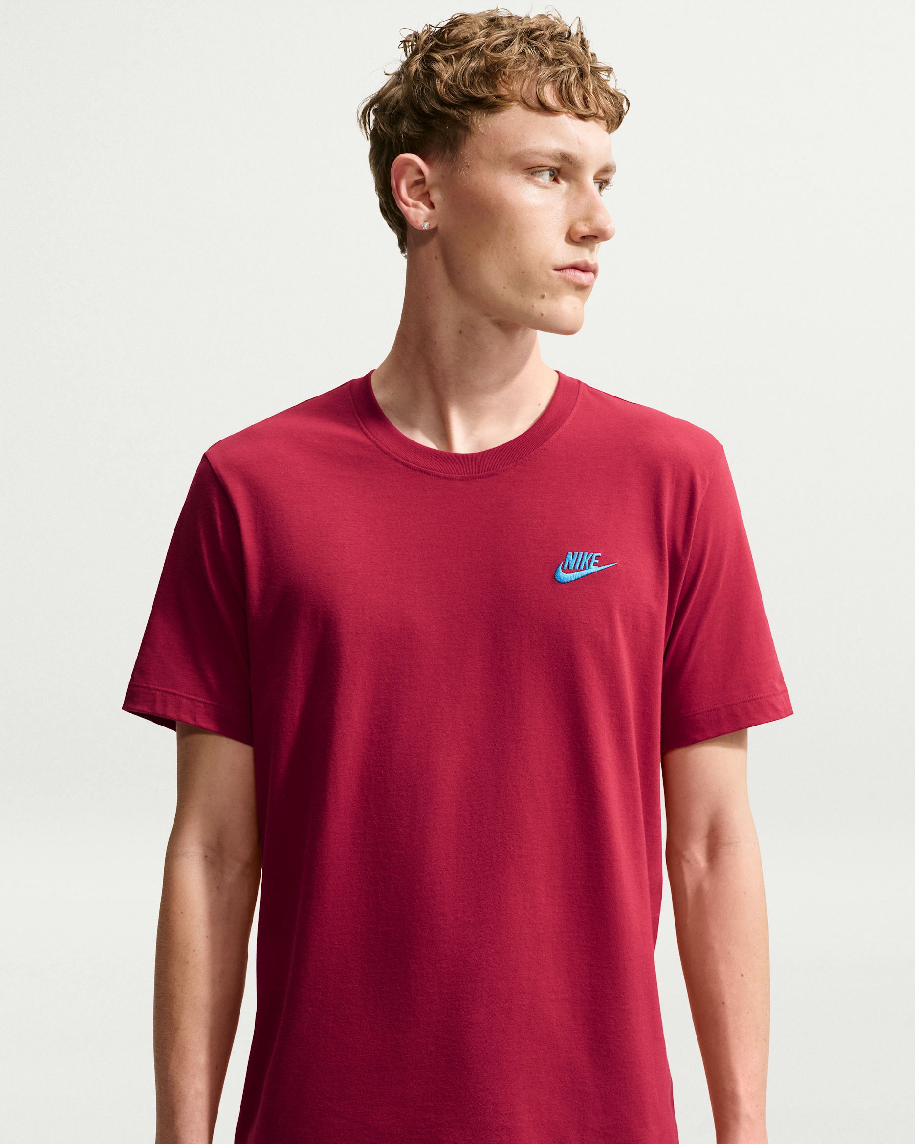 Playera para hombre Nike Sportswear Club - Rojo duro/Azul fútbol