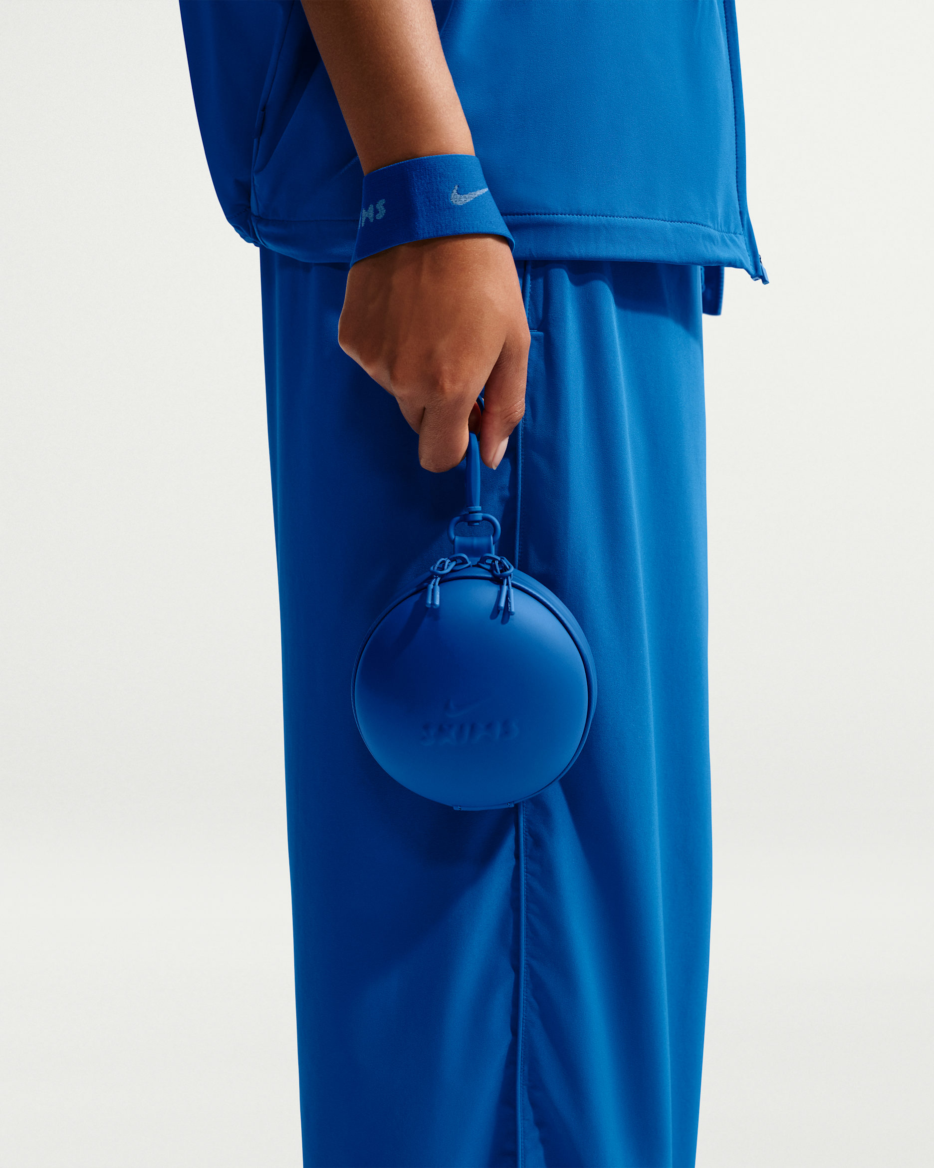 NikeSKIMS rundes Hartschalenetui (Damen) - NSKM Cobalt/NSKM Cobalt