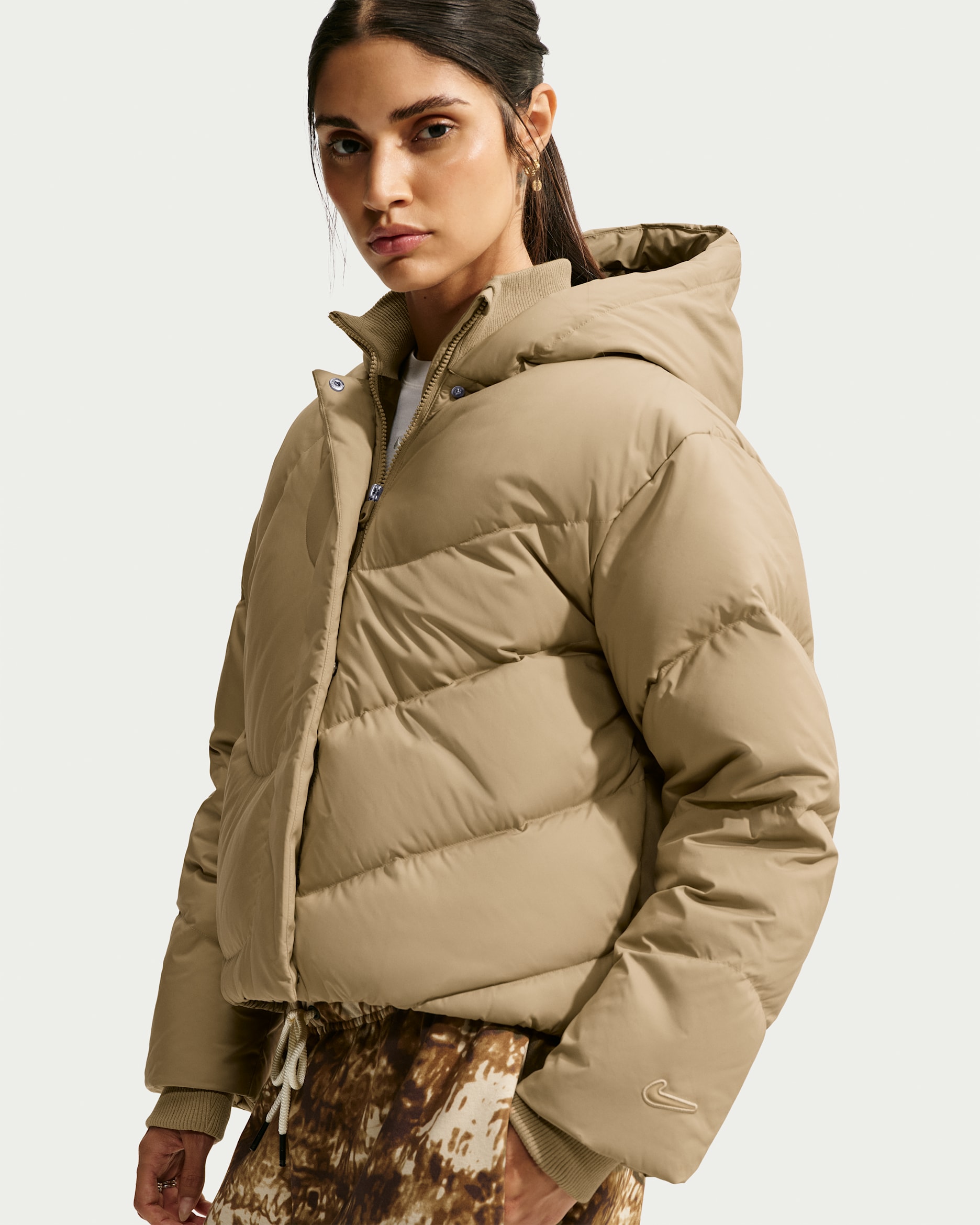 Veste en duvet ample à capuche Storm-FIT Nike Sportswear Swoosh Series pour femme - Parachute Beige/Dark Hazel/Parachute Beige