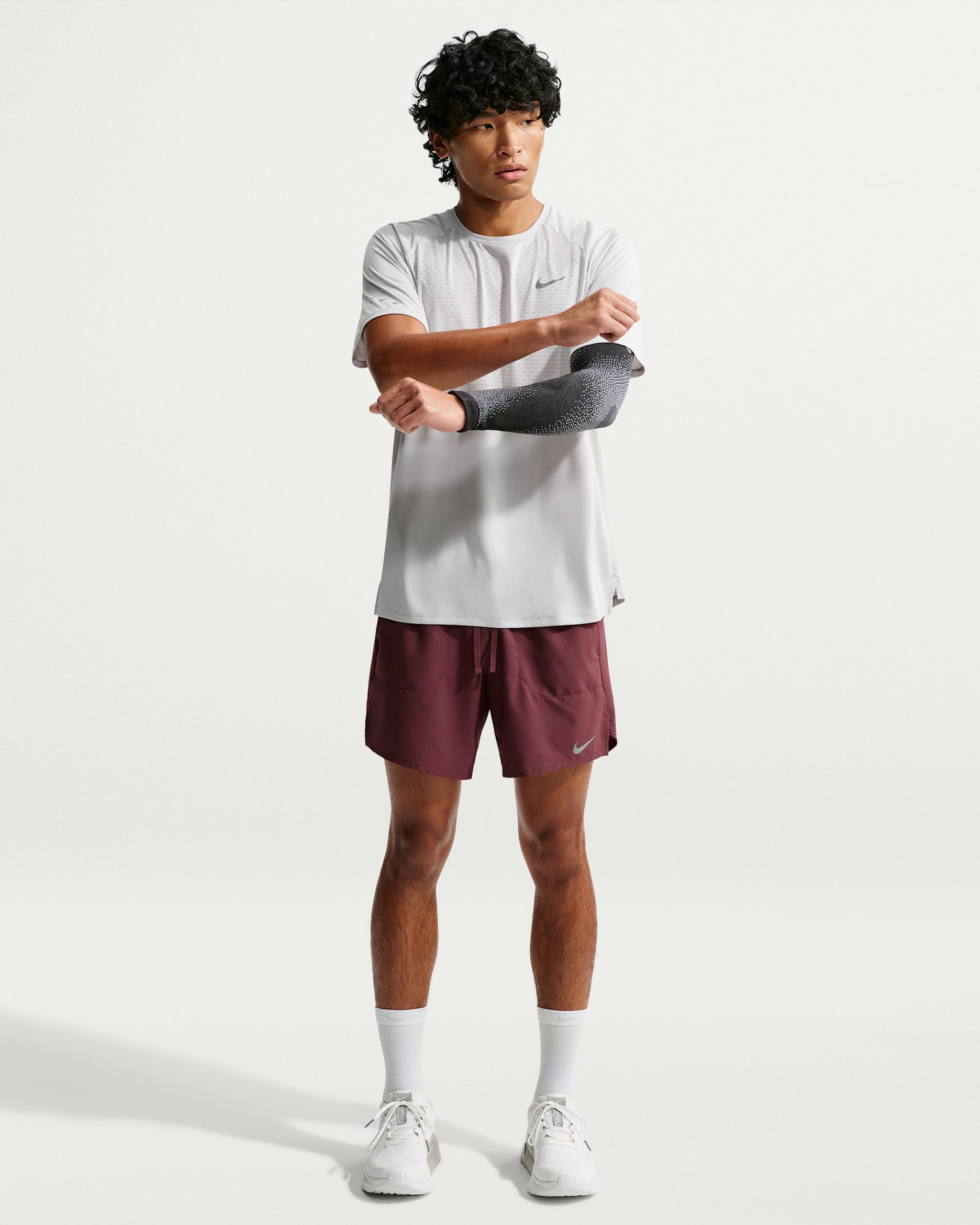 Shorts de correr Dri-FIT de 18 cm 2 en 1 para hombre Nike Stride - Roca claro