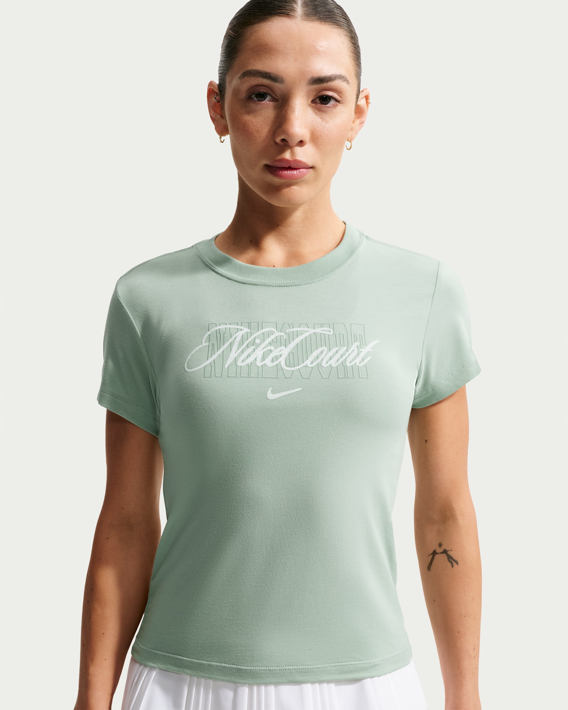 T-shirt de tennis à manches courtes NikeCourt Heritage pour femme - Steam/Barely Green