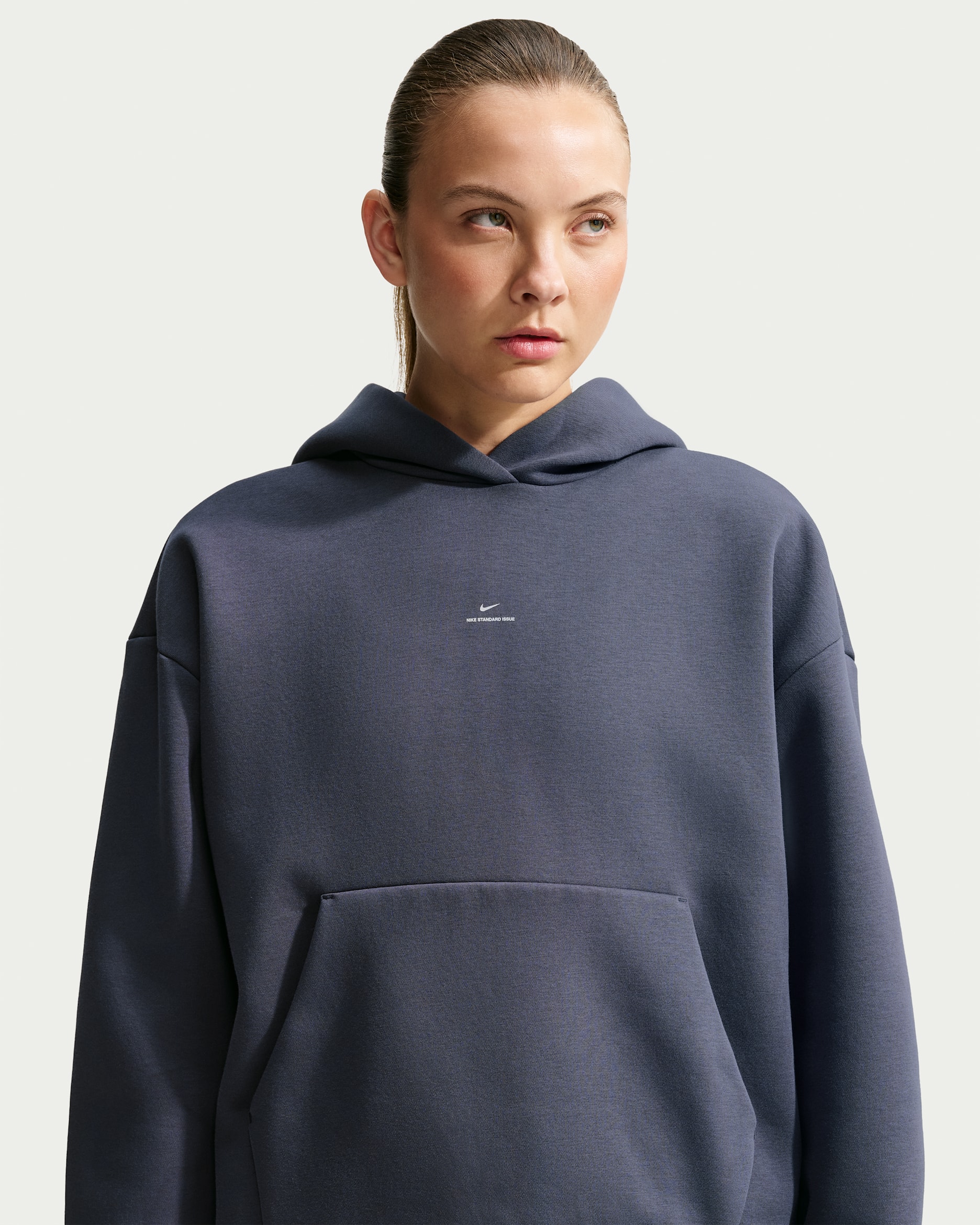 Sudadera con gorro sin cierre de básquetbol cepillada para mujer Nike Standard Issue - Parrilla/Marfil pálido