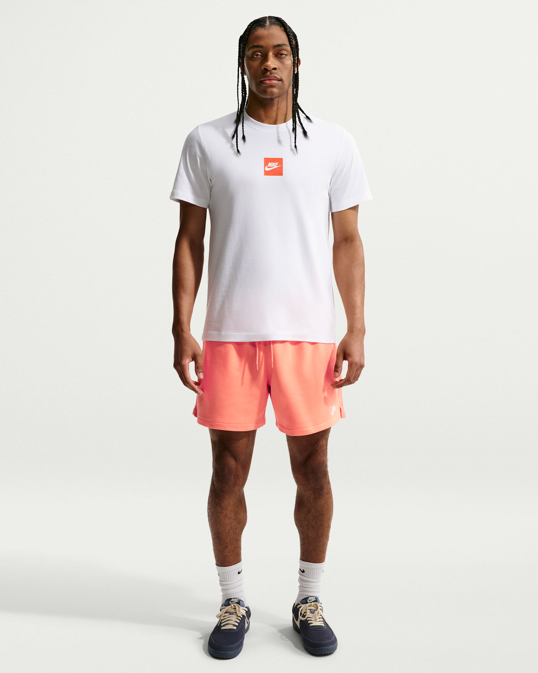 Pánské volné kraťasy Nike Club z francouzského froté - Orange Frost/Orange Frost/Bílá