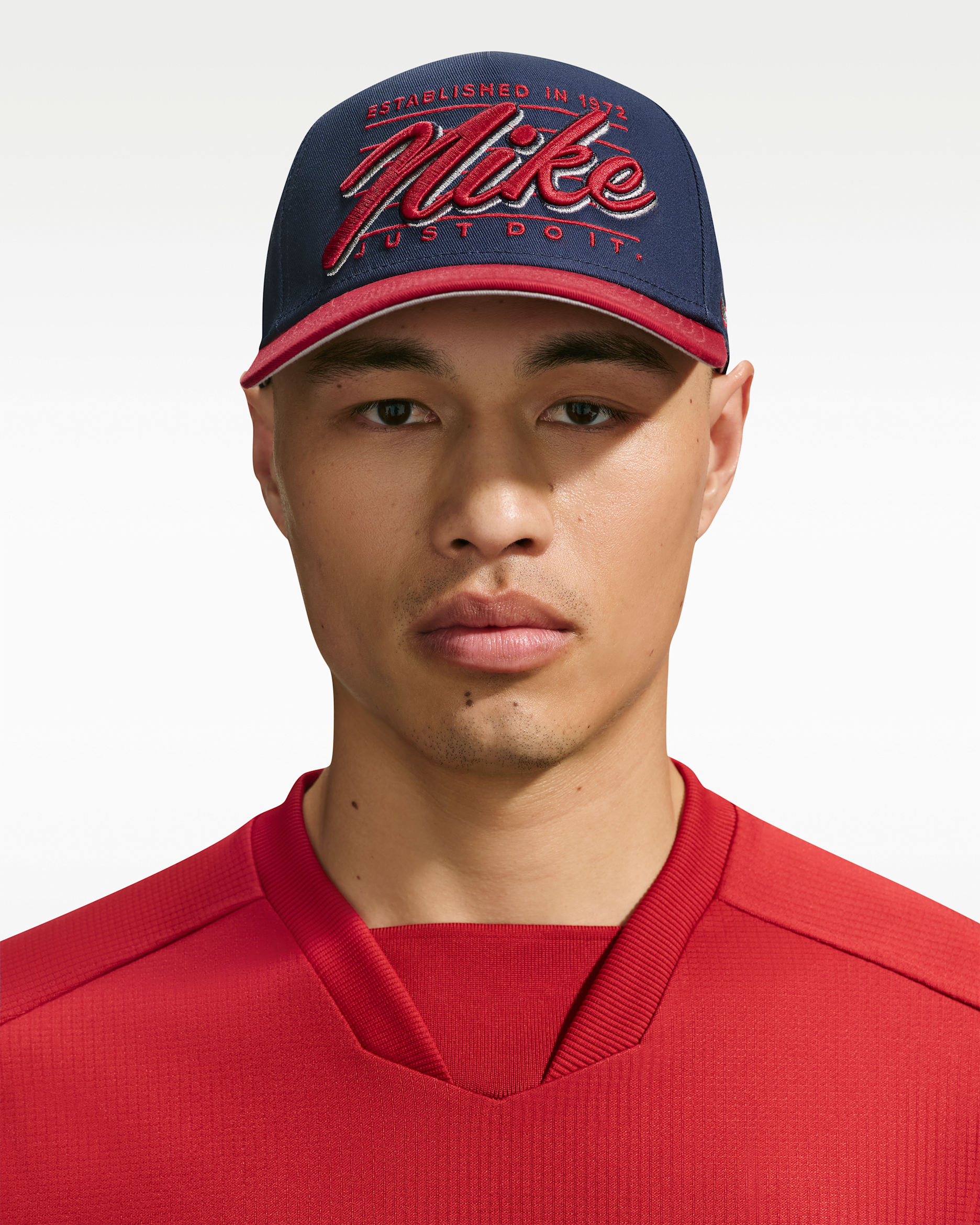 Gorra Nike con estructura A-Frame Rise - Azul marino medianoche/Rojo duro/Gris humo claro/Plata metalizado