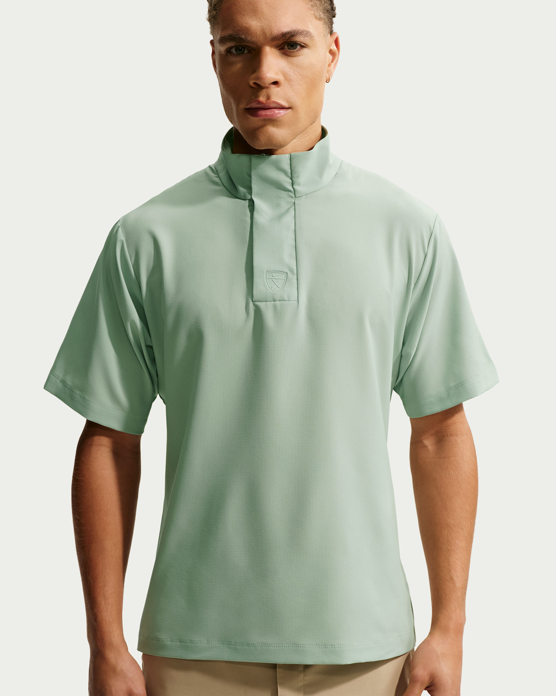 Playera cortavientos de golf de manga corta y ajuste holgado Dri-FIT para hombre Nike Tailored Performance - Vapor/Vapor/Vapor