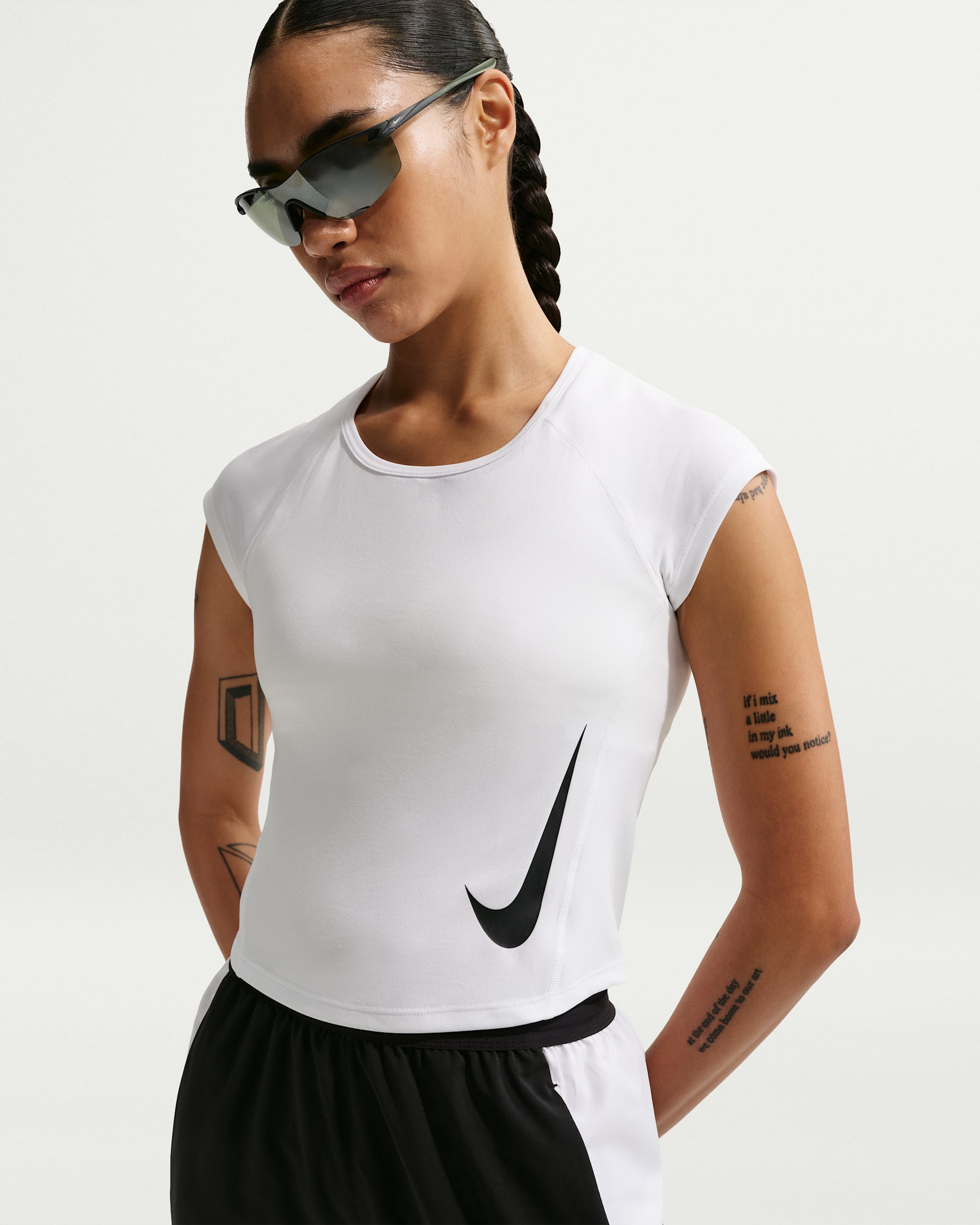 Playera de correr de manga tipo casquillo Dri-FIT para mujer Nike Tempo Swoosh - Blanco/Polvo fotón/Negro