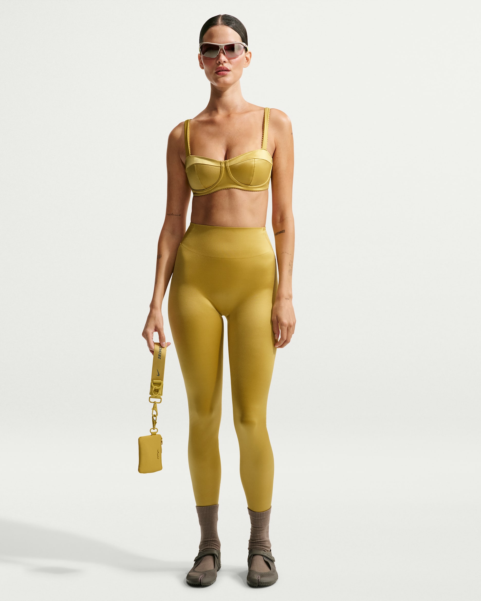 NikeSKIMS Satin Shine Leggings mit hohem Bund (66 cm, Damen) - NSKM Citrine