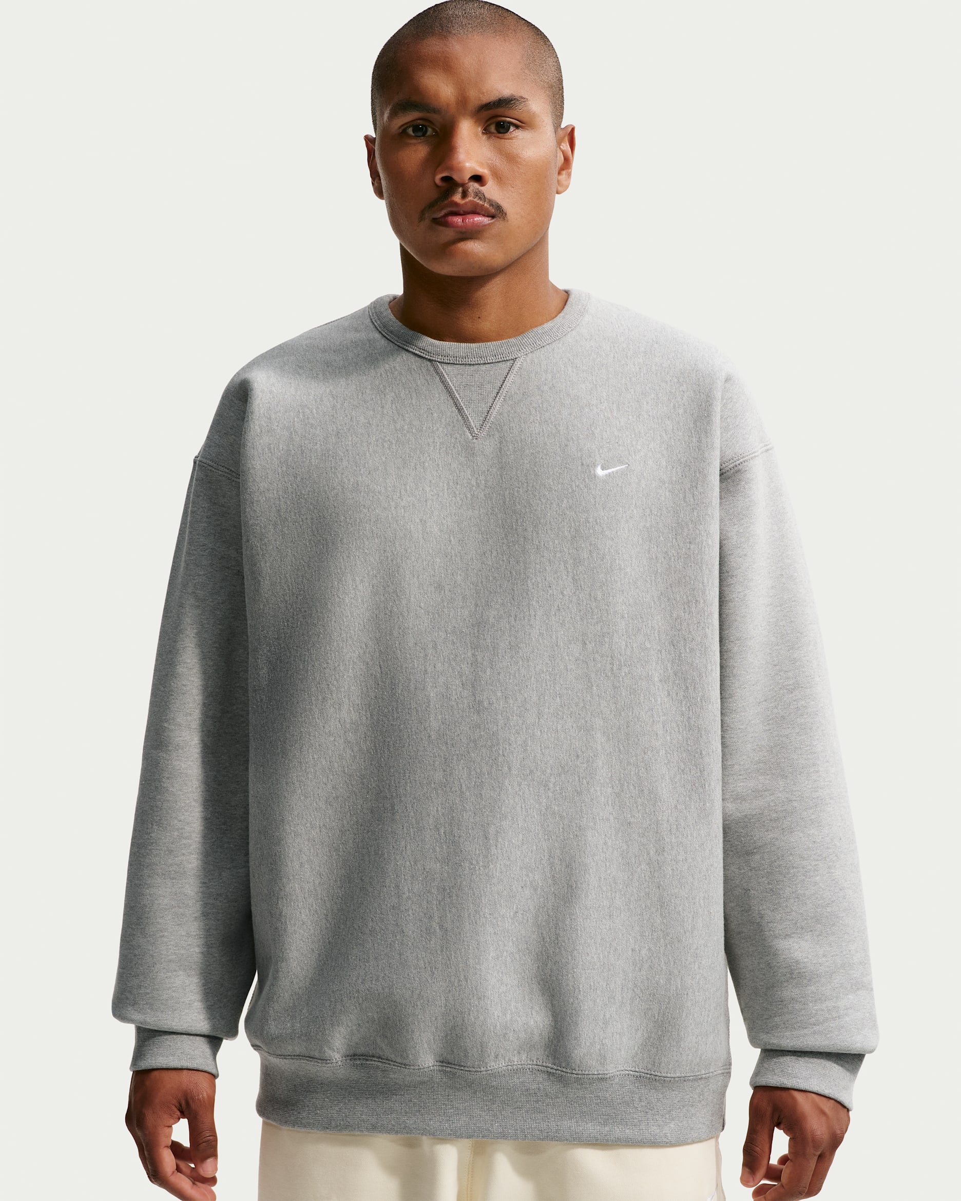 Nike Solo Swoosh Men's Fleece Crew - Dark Grey Heather/White