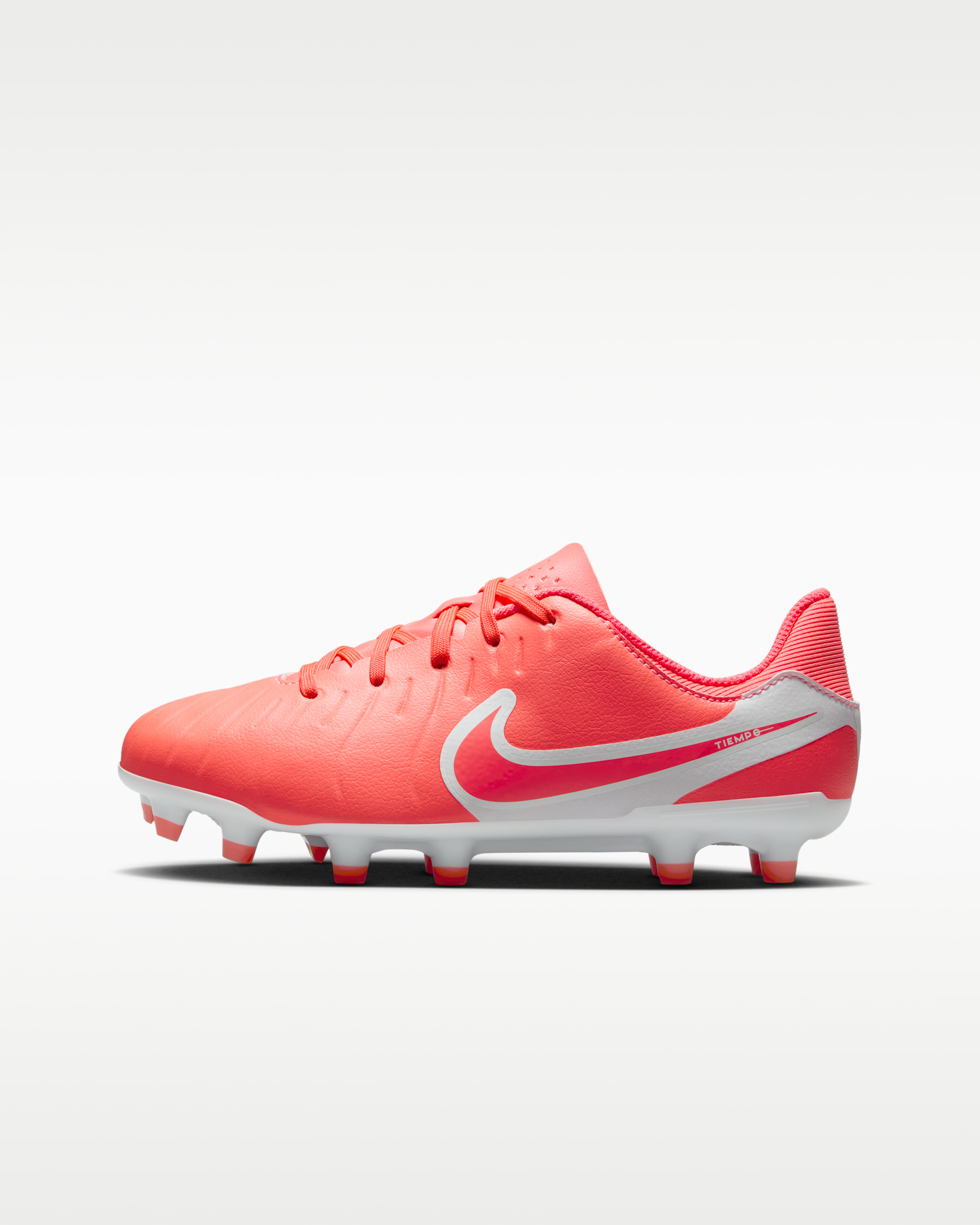 Chuteiras de futebol de perfil baixo multiterreno Nike Jr. Tiempo Legend 10 Academy para criança/Júnior - Hot Lava/Branco