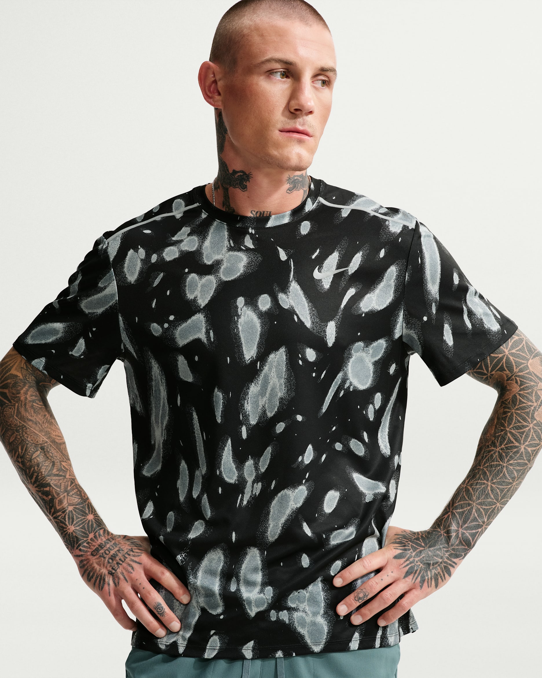 Kortärmad löpartröja Nike Miler Dri-FIT med UV-skydd för män - Svart