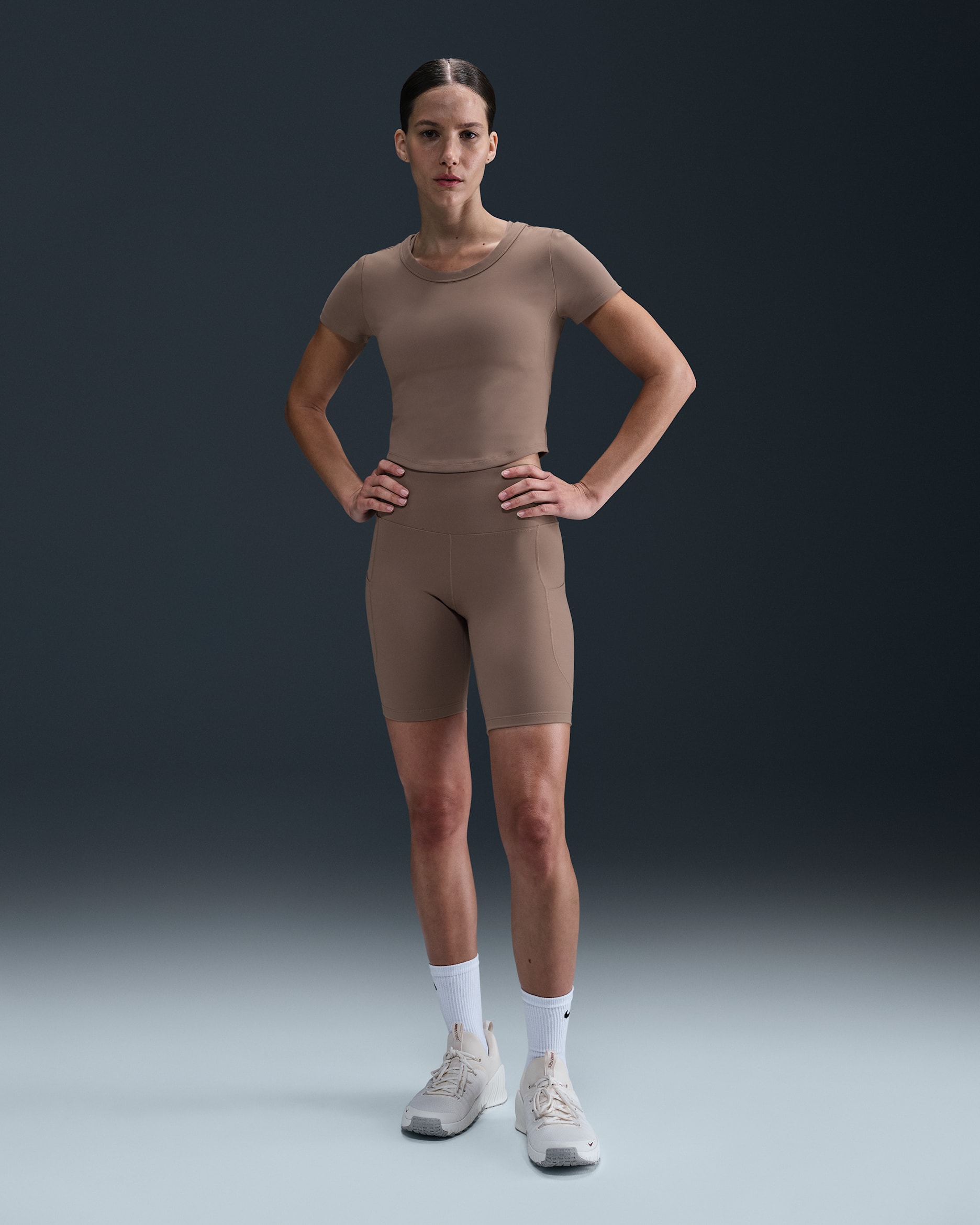 Shorts de ciclismo de tiro alto de 20 cm con bolsillos para mujer Nike One - Marrón visón/Negro