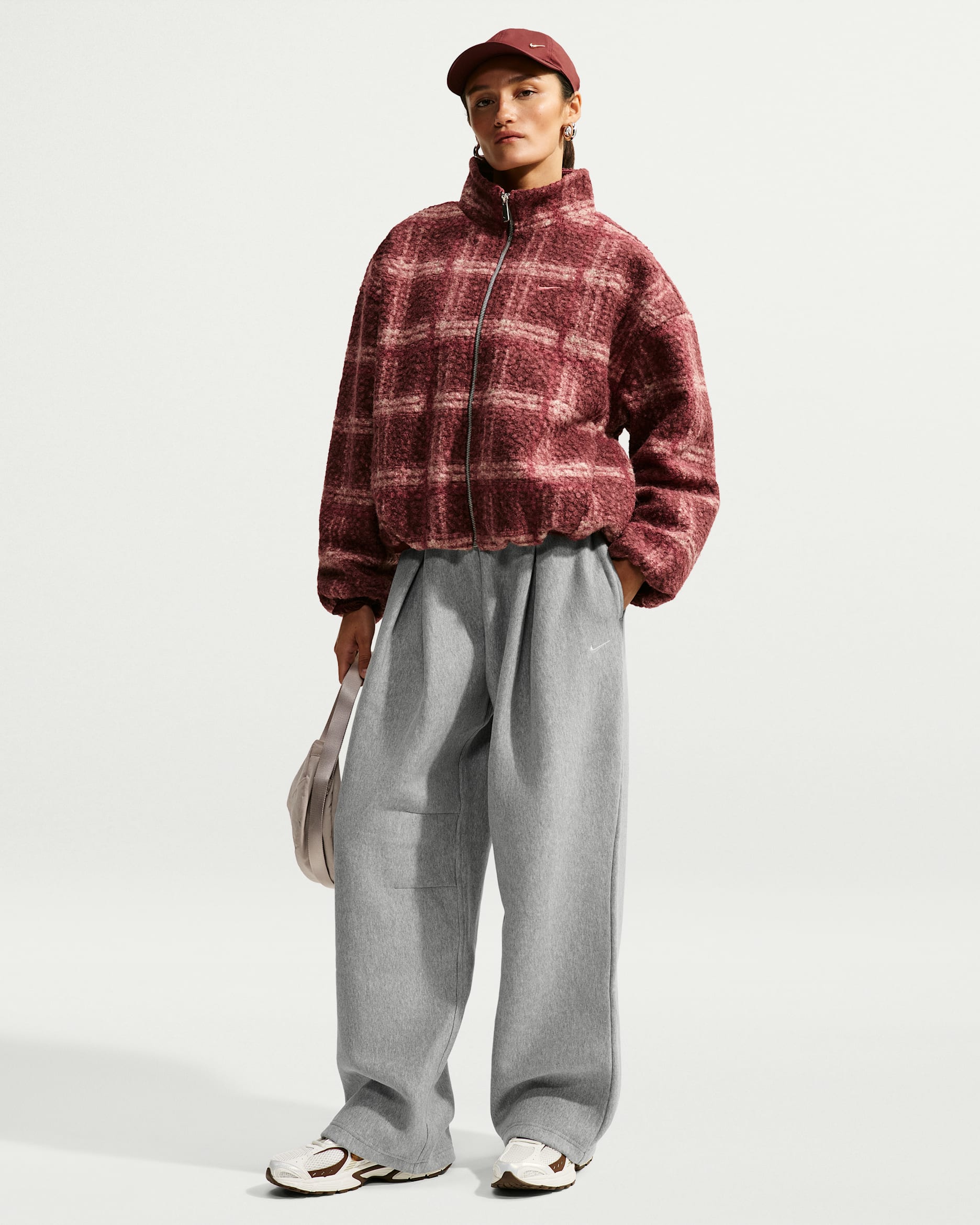 Nike Studio Fleece Heavyweight Pantalón oversize plisado de talle alto con dobladillo abierto - Mujer - Gris oscuro jaspeado/Sail
