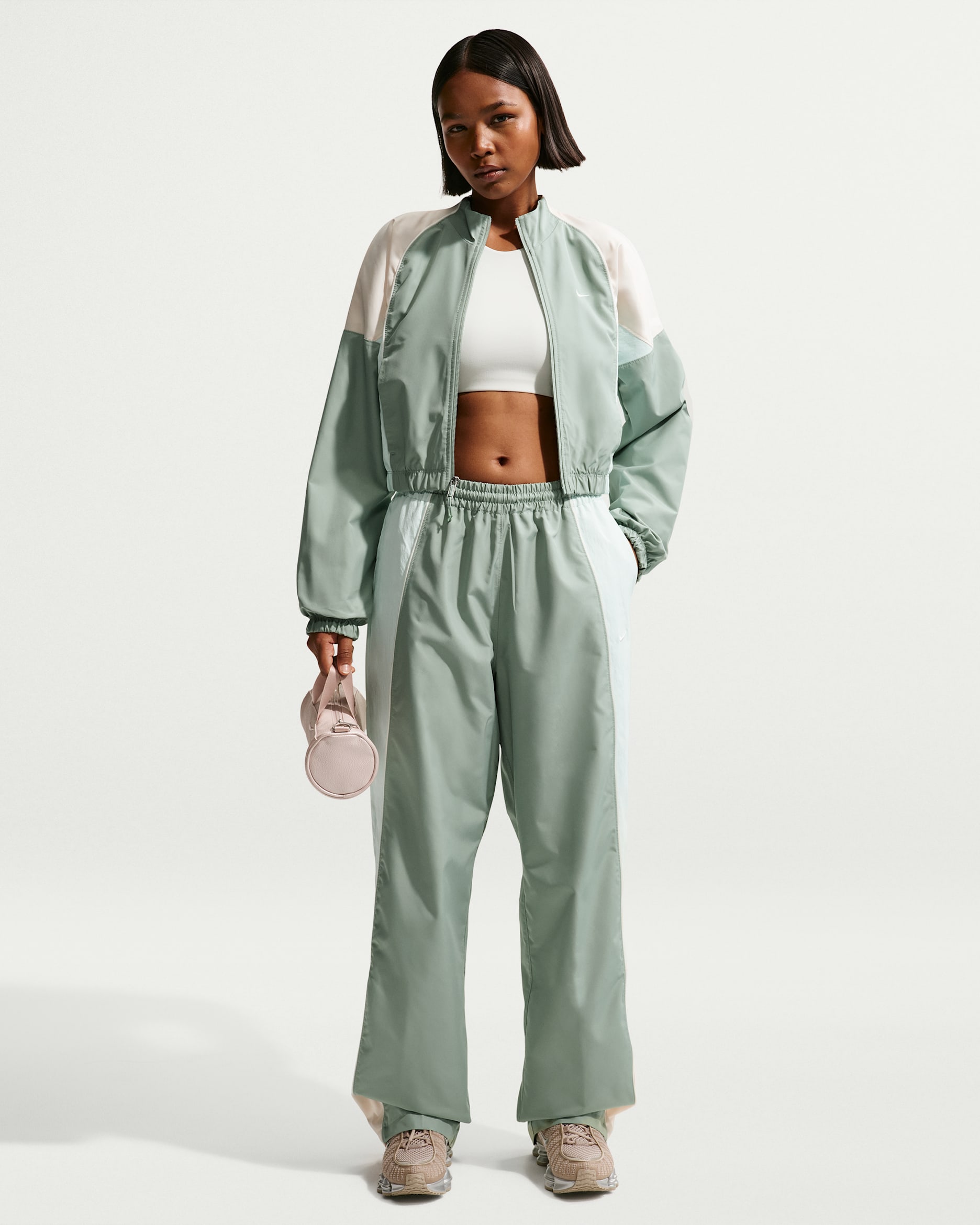 Damskie spodnie dresowe o kroju oversize ze średnim stanem Nike Sportswear - Steam/Barely Green/Chalk/Sail