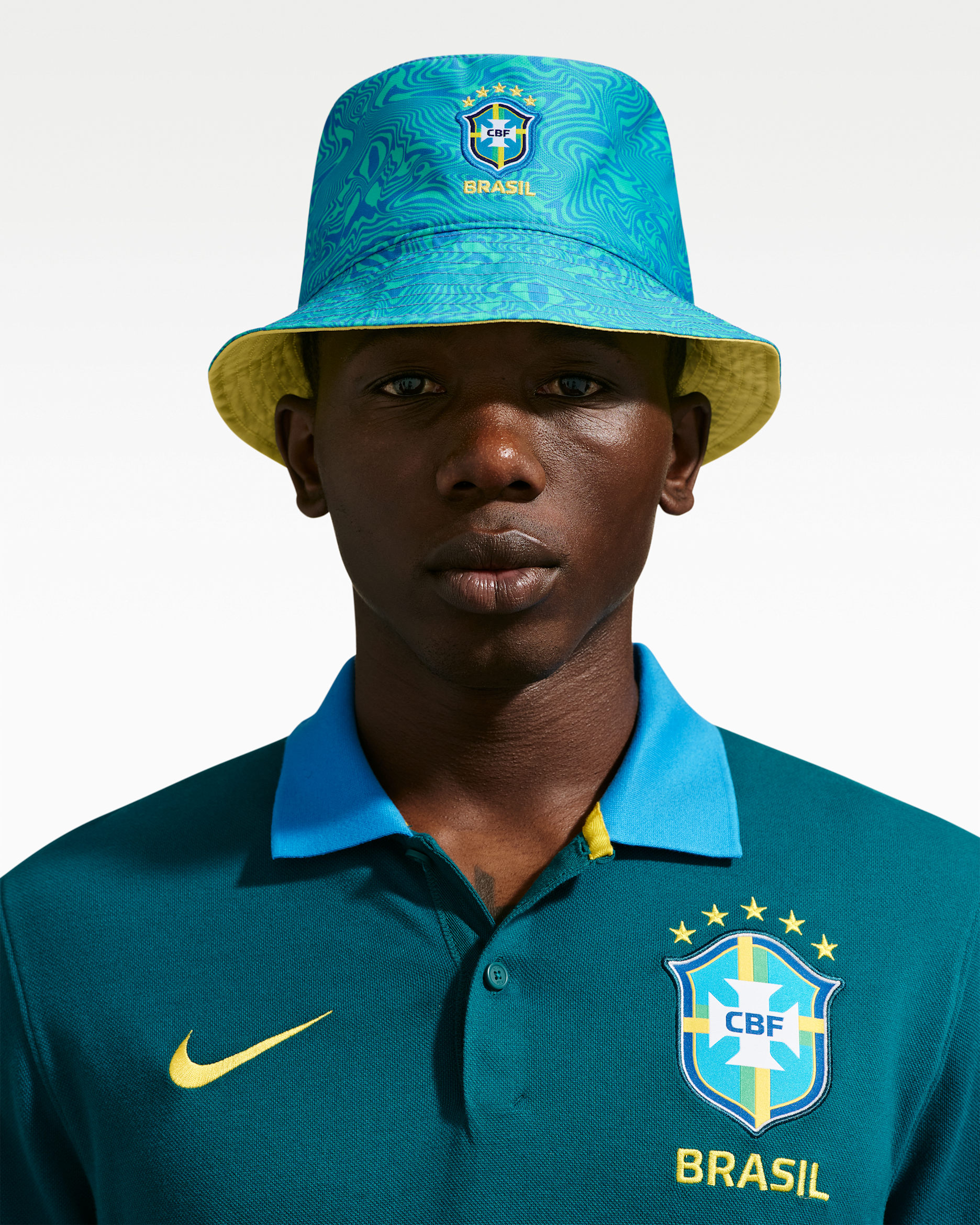 Gorro tipo pescador cuadrado de futbol Nike Brazil Apex - Multicolor