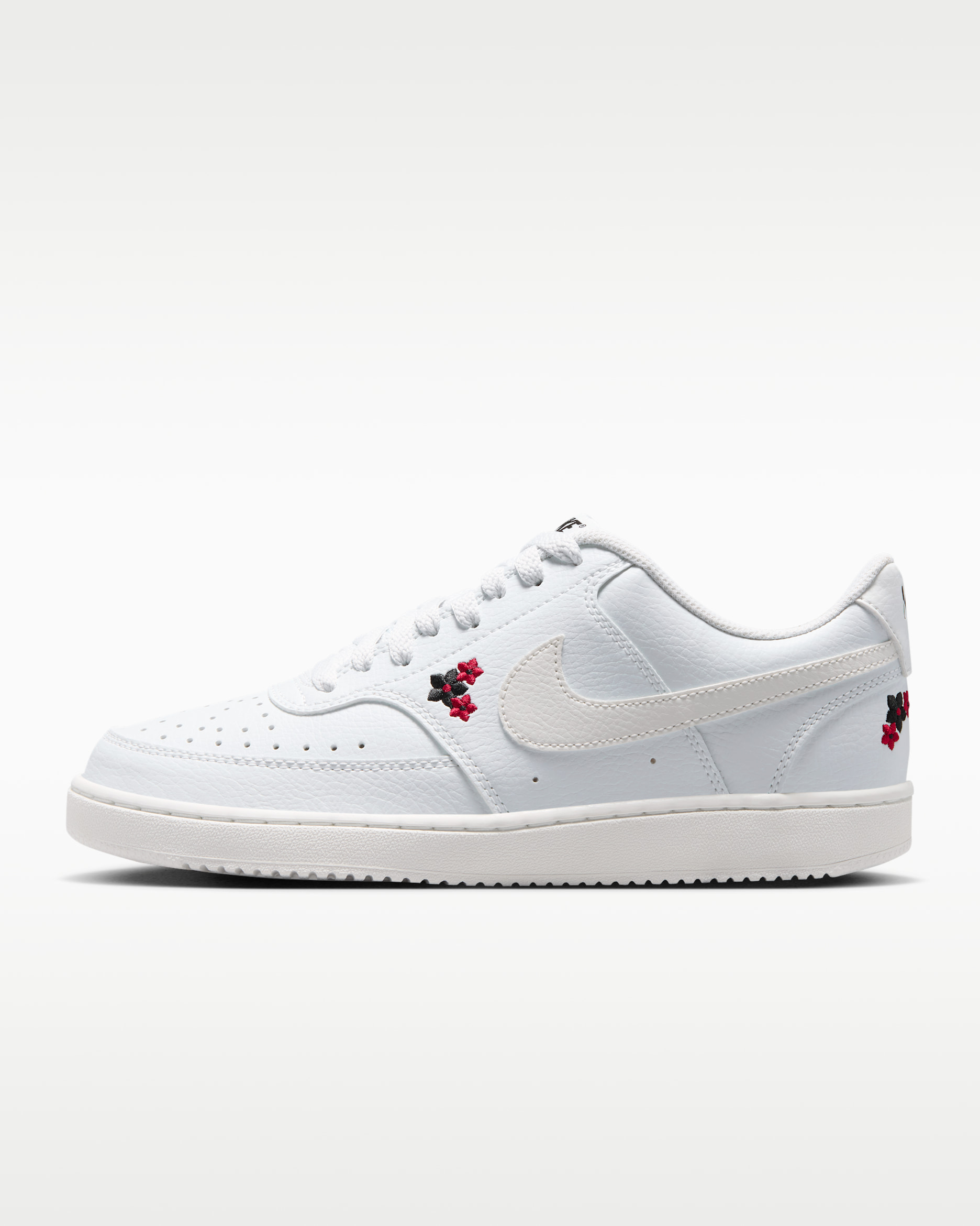 Tenis para mujer Nike Court Vision Low SE "Stitched Floral" - Blanco cáscara de huevo/Rojo duro/Negro/Blanco cumbre