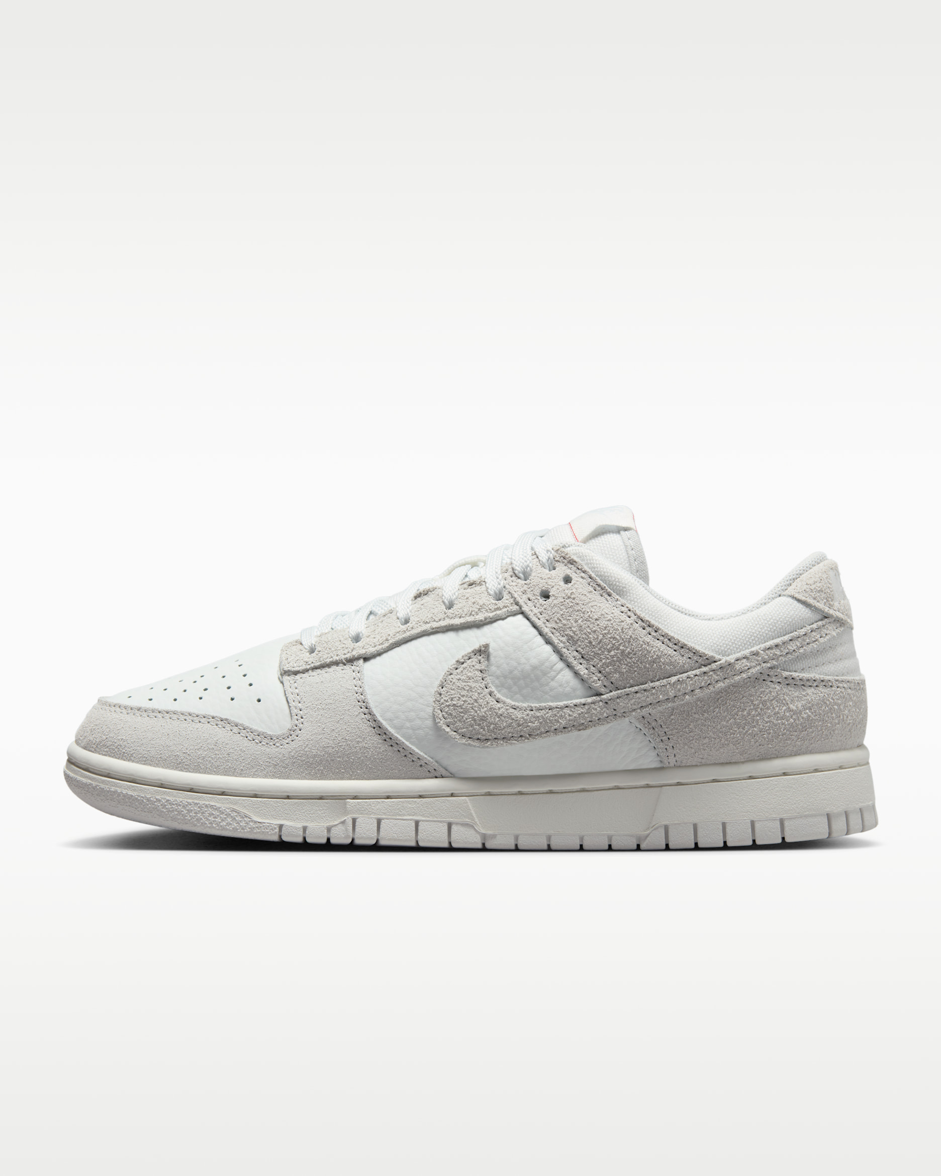 Tenis para mujer Nike Dunk Low - Blanco cumbre/Rojo universitario/Polvo fotón