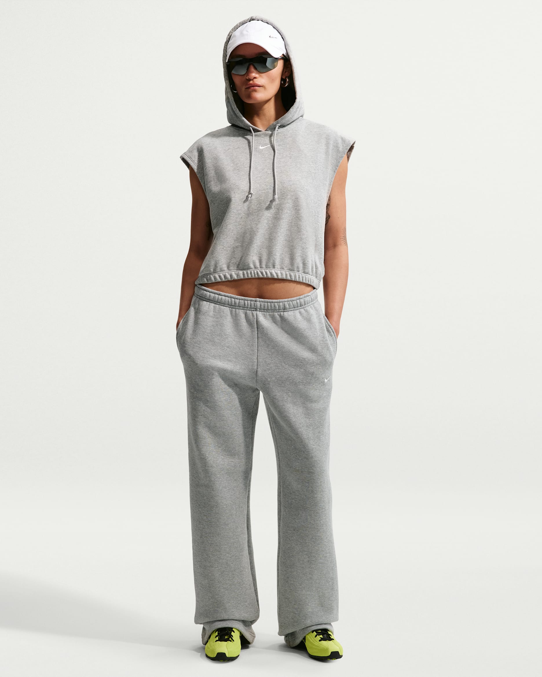 Pantaloni a vita media con bordo aperto Nike Studio Fleece Medium Weight – Donna - Dark Grey Heather/Sail