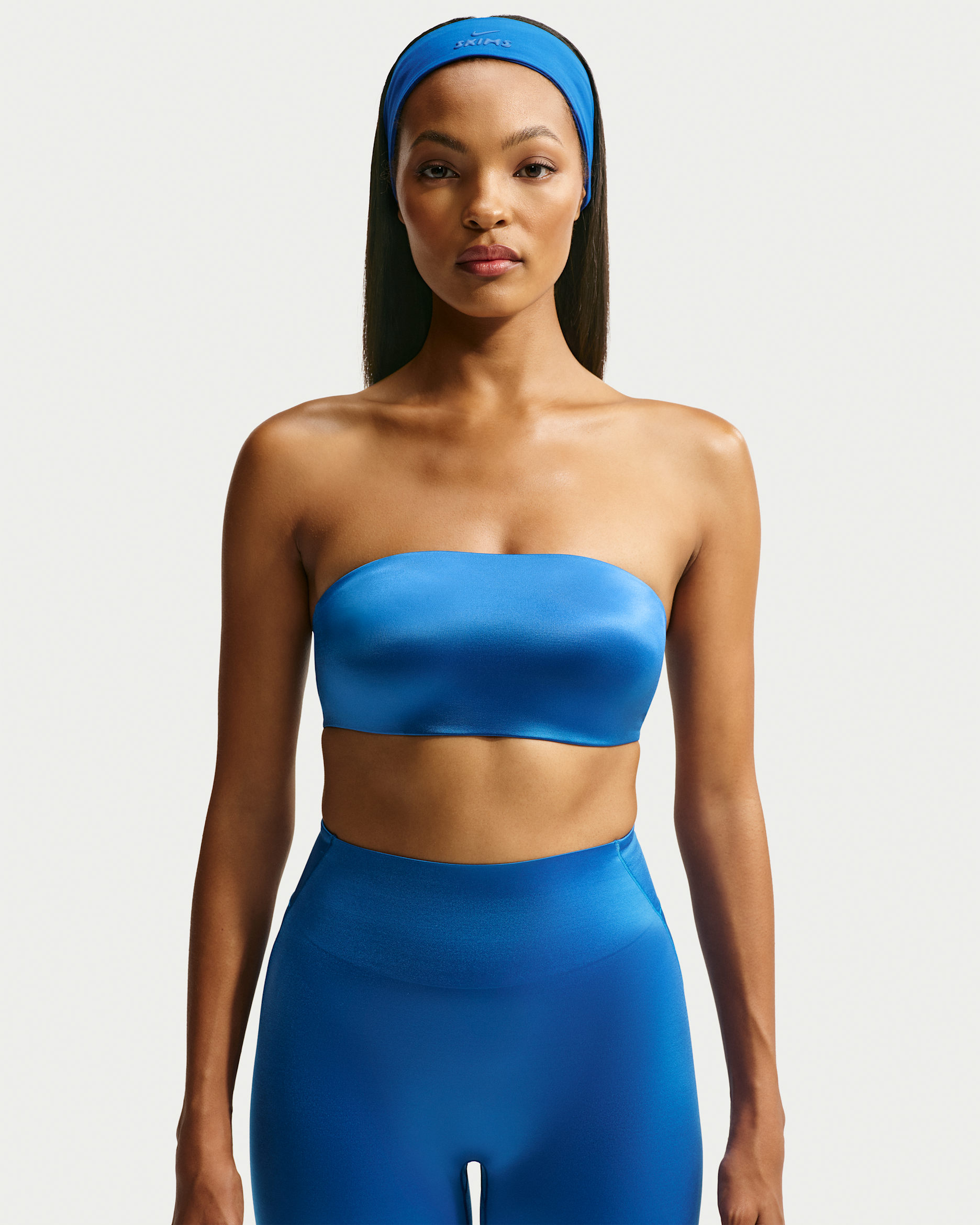 NikeSKIMS Satin Shine wendbarer Bandeau-Sport-BH - NSKM Cobalt/NSKM Cobalt