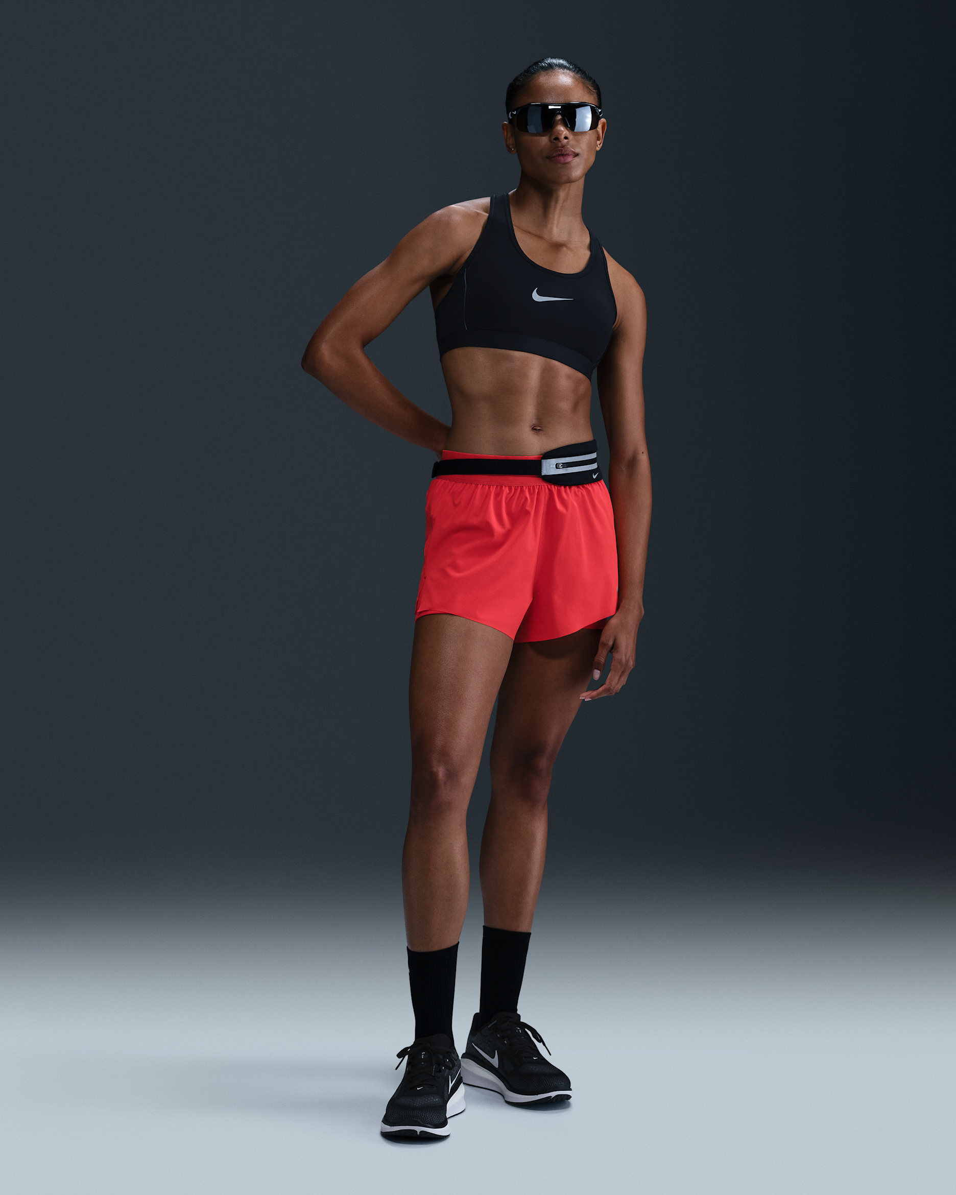Shorts de correr Dri-FIT de tiro medio 2 en 1 para mujer Nike Swift - Carmesí claro