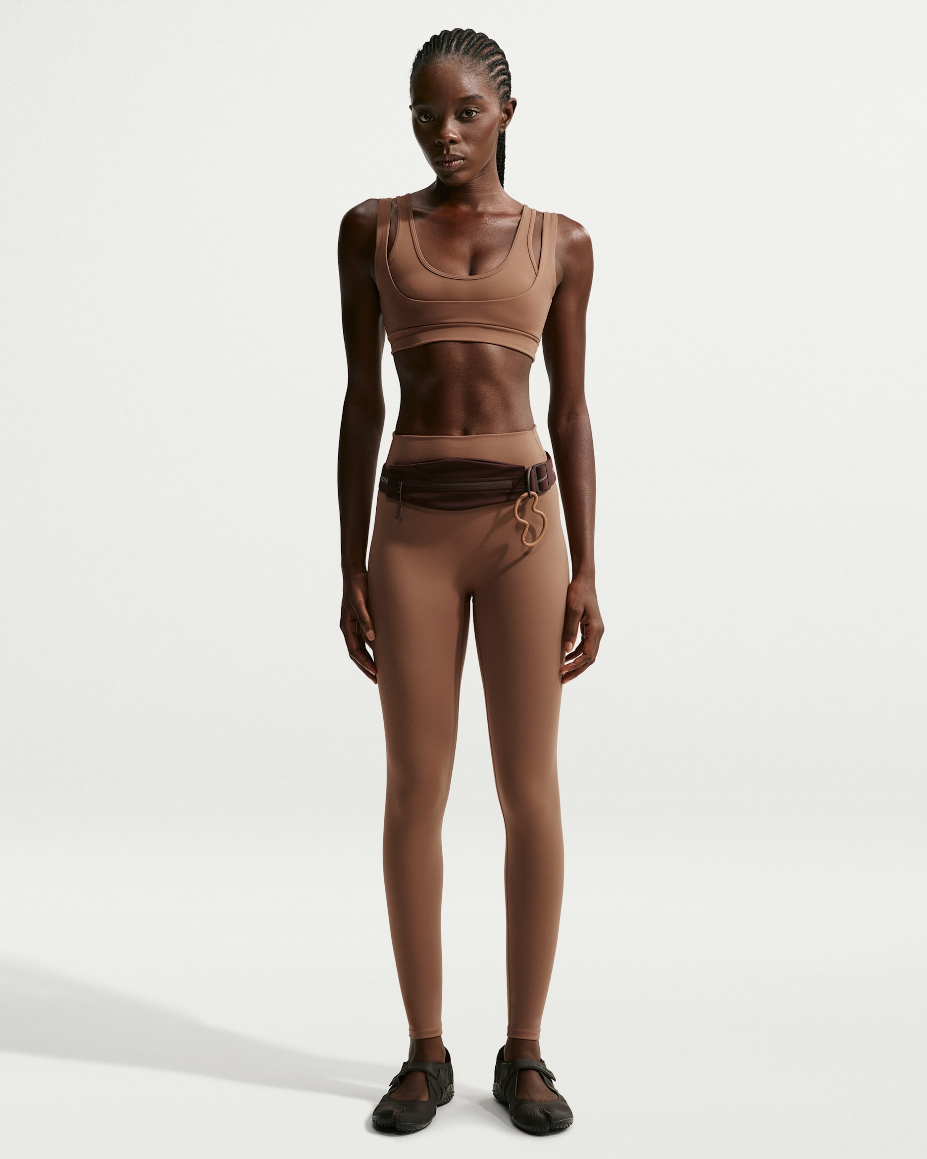 Dámské 66cm legíny NikeSKIMS Matte s vysokým pasem - NSKM Carob Brown