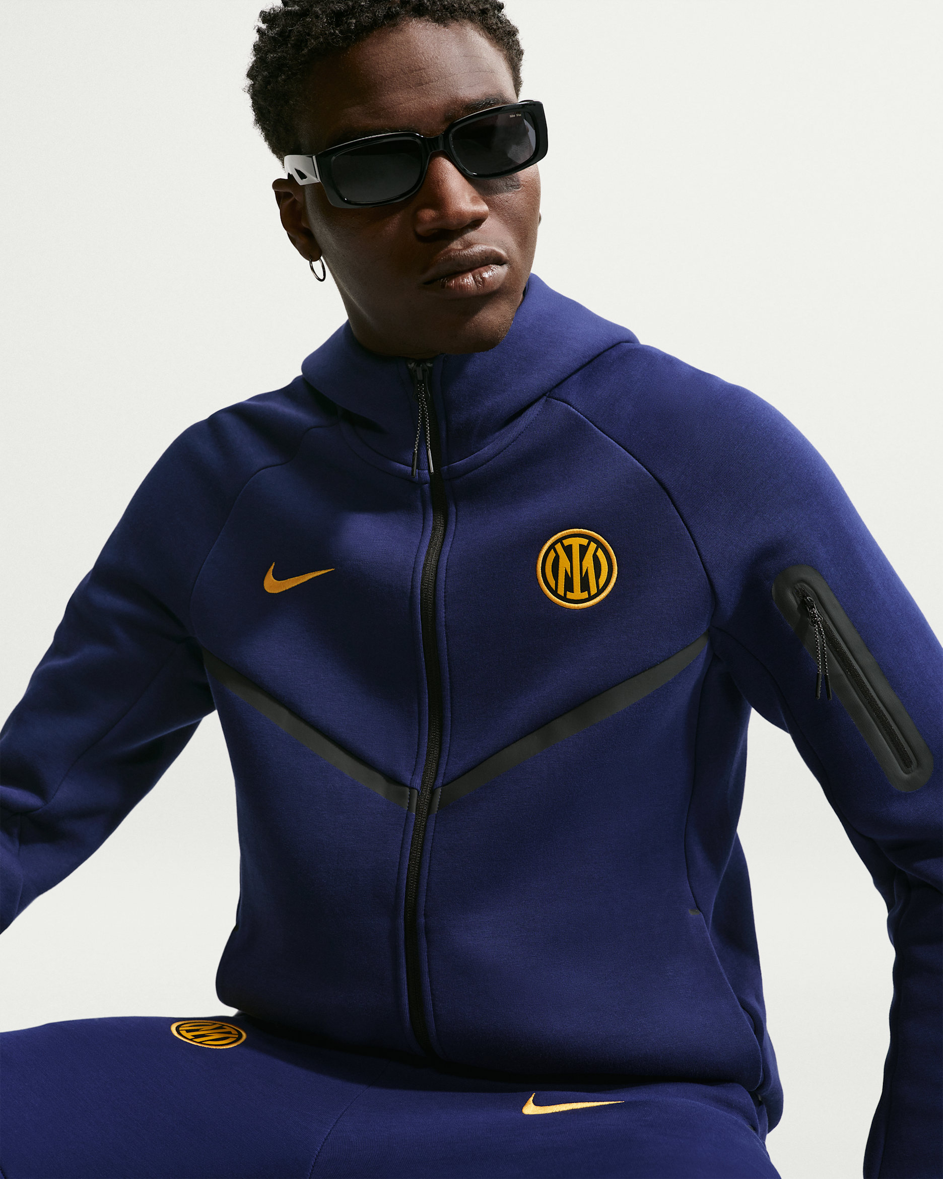 Męska piłkarska bluza z kapturem i zamkiem na całej długości Nike Inter Mediolan Tech Fleece Windrunner - Blue Void/University Gold