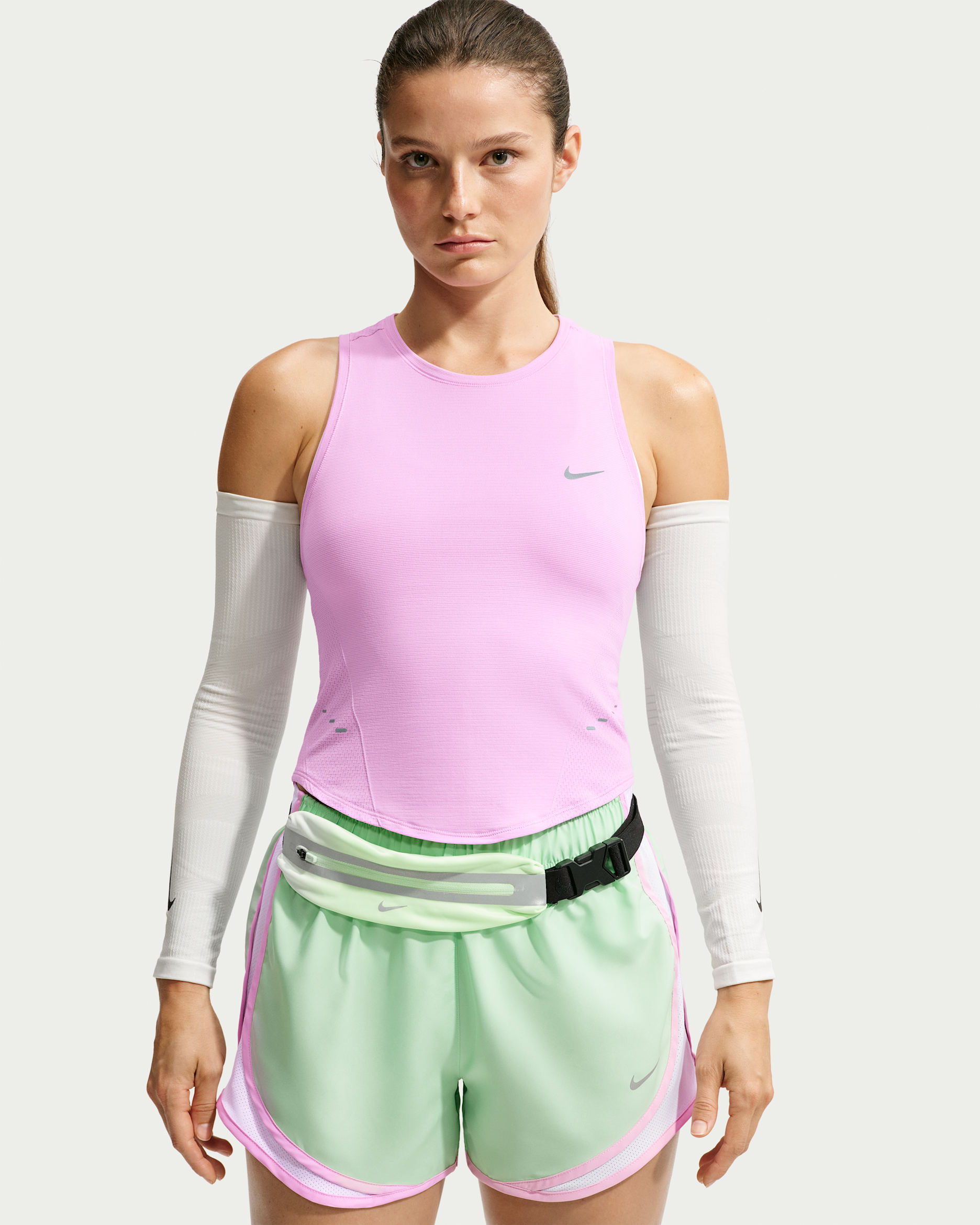 Camiseta de tirantes de correr Dri-FIT cropped sin costuras para mujer Nike Swift - Rosa amanecer/Gris azulado