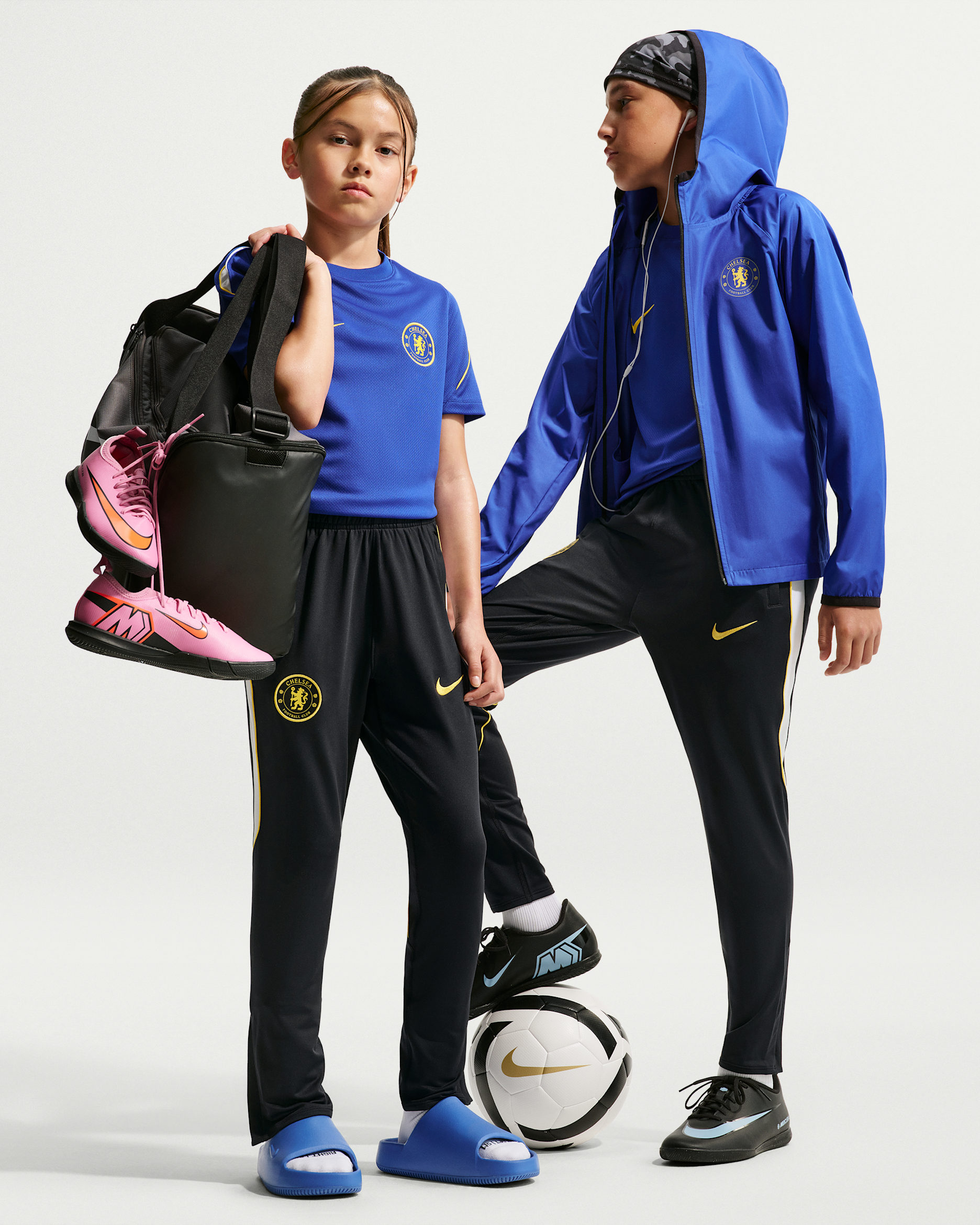 Chelsea F.C. Strike Older Kids' Nike Dri-FIT Football Knit Pants - Pitch Blue/White/Midwest Gold