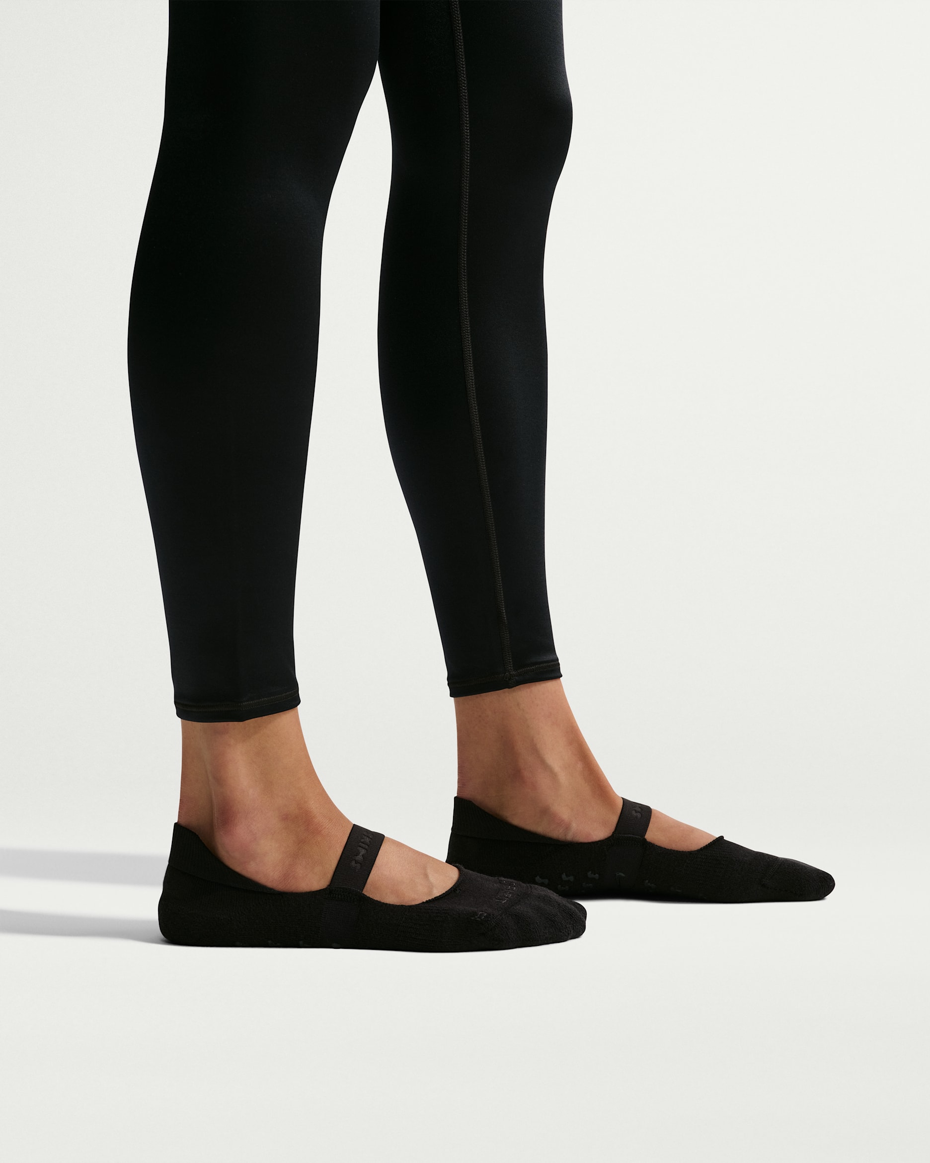 NikeSKIMS Dri-FIT Pilates Grip No-Show-strømper til kvinder (1 par) - NSKM Obsidian/NSKM Obsidian