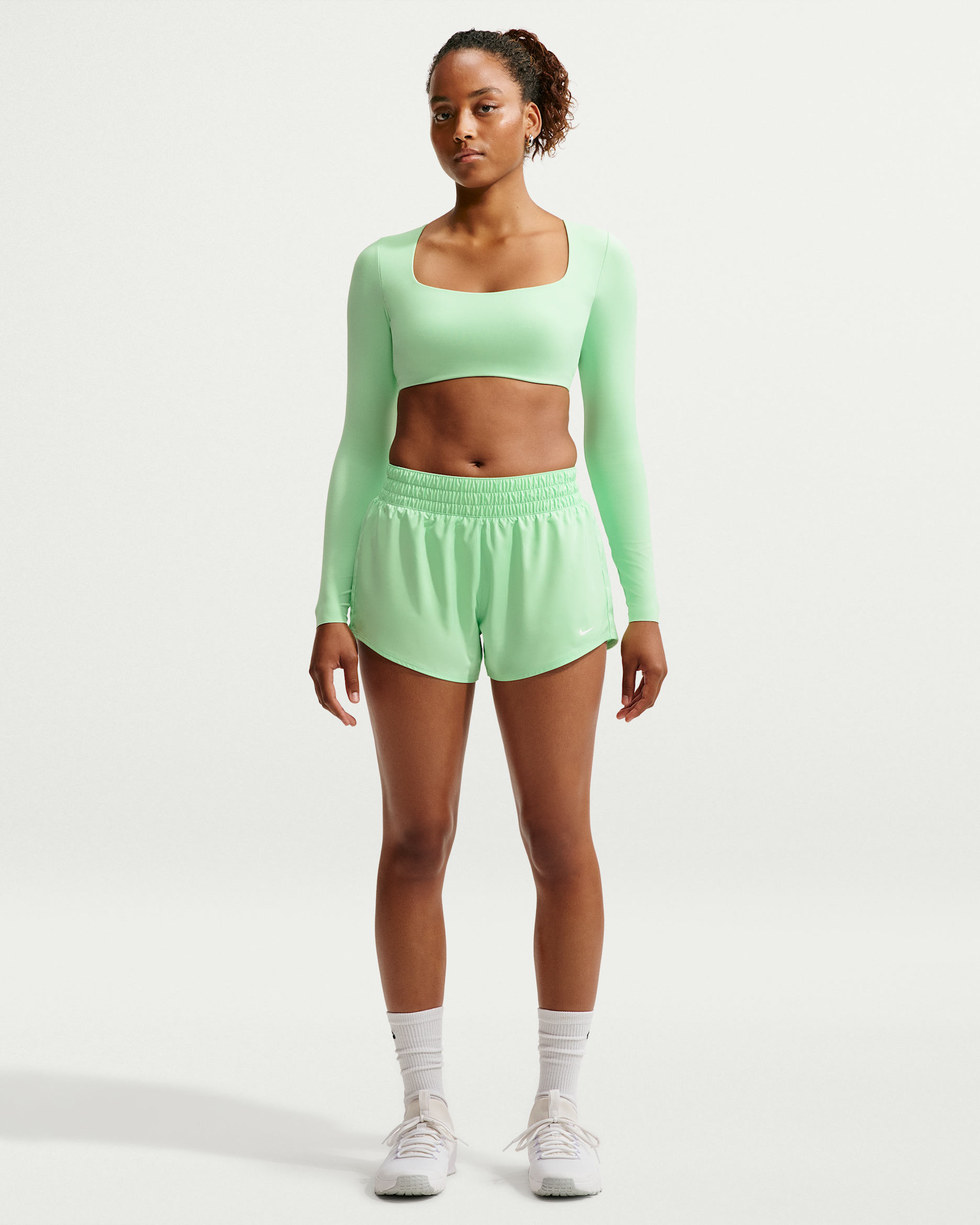 Shorts Dri-FIT a vita media con slip foderati 8 cm Nike One – Donna - Cucumber Calm/Bianco