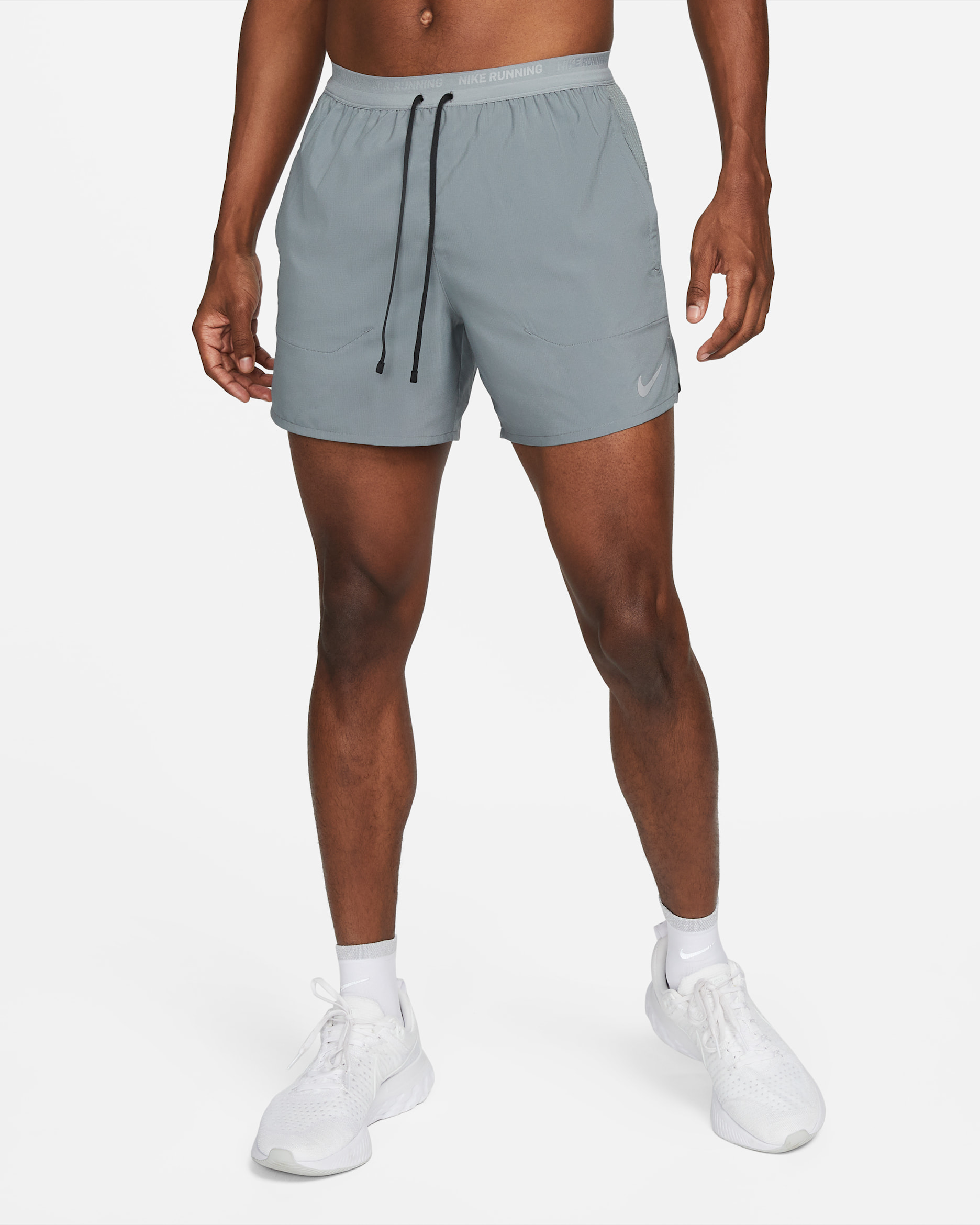 Shorts de correr Dri-FIT de 13 cm con forro de ropa interior para hombre Nike Stride - Gris humo/Negro