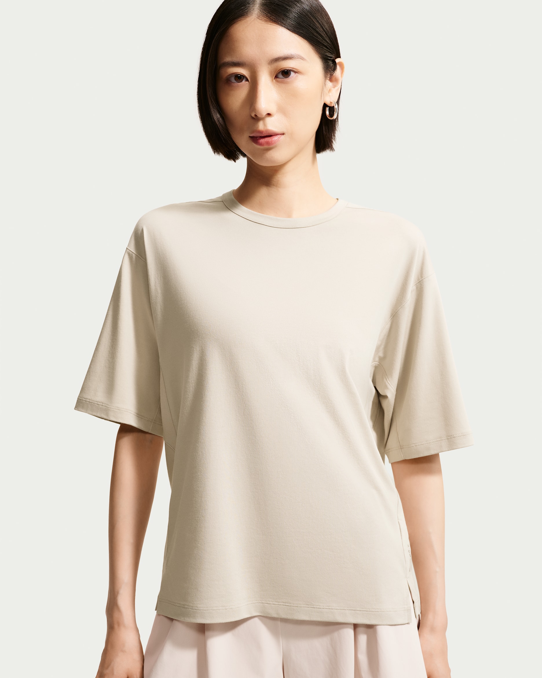 ナイキ 24.7 ImpossiblySoft Light ウィメンズ Dri-FIT ショートスリーブ Tシャツ - クリーム2/カレッジグレー