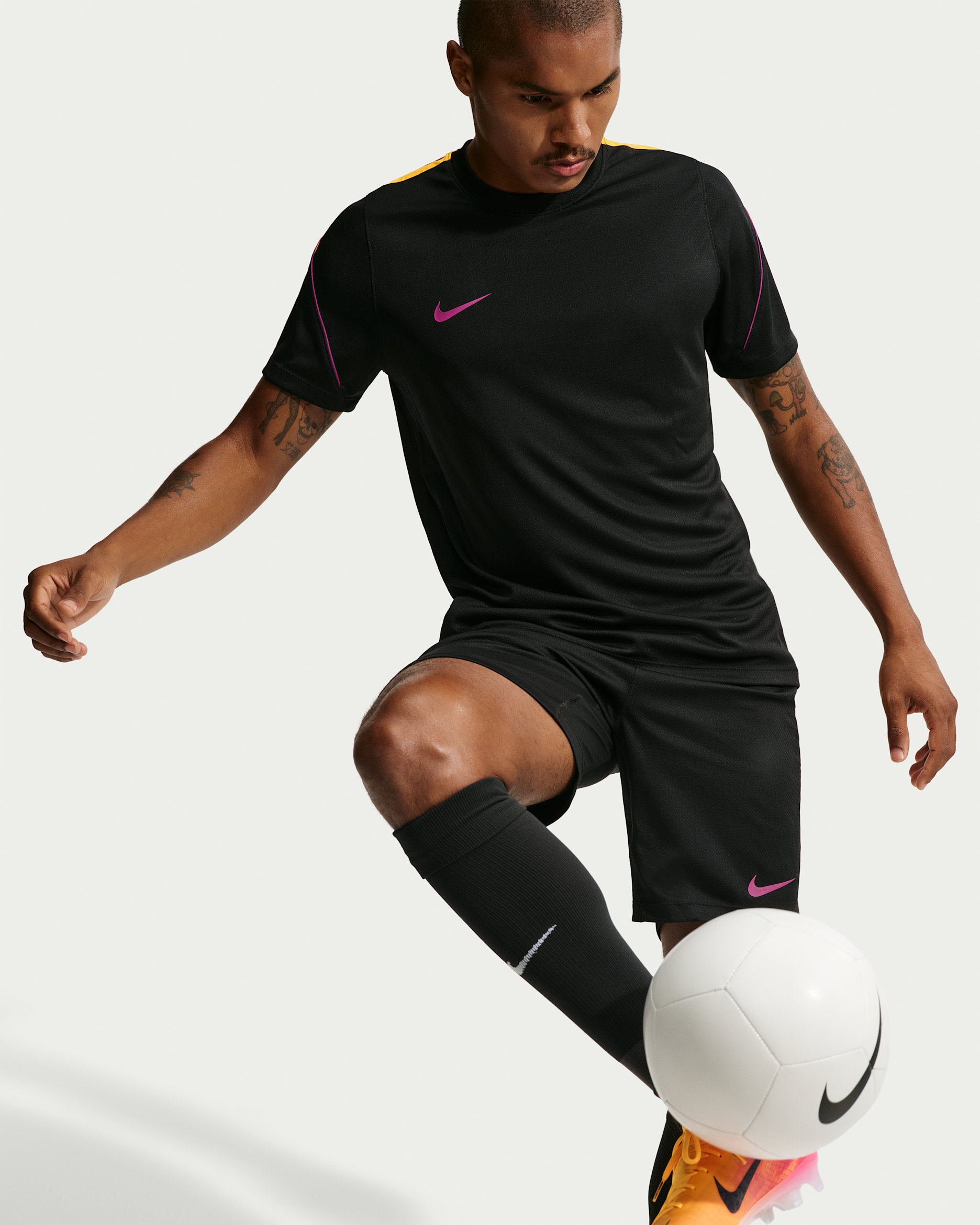 Nike Strike voetbaltop met Dri-FIT en korte mouwen voor heren - Zwart/Laser Orange/Medium Fuchsia/Medium Fuchsia