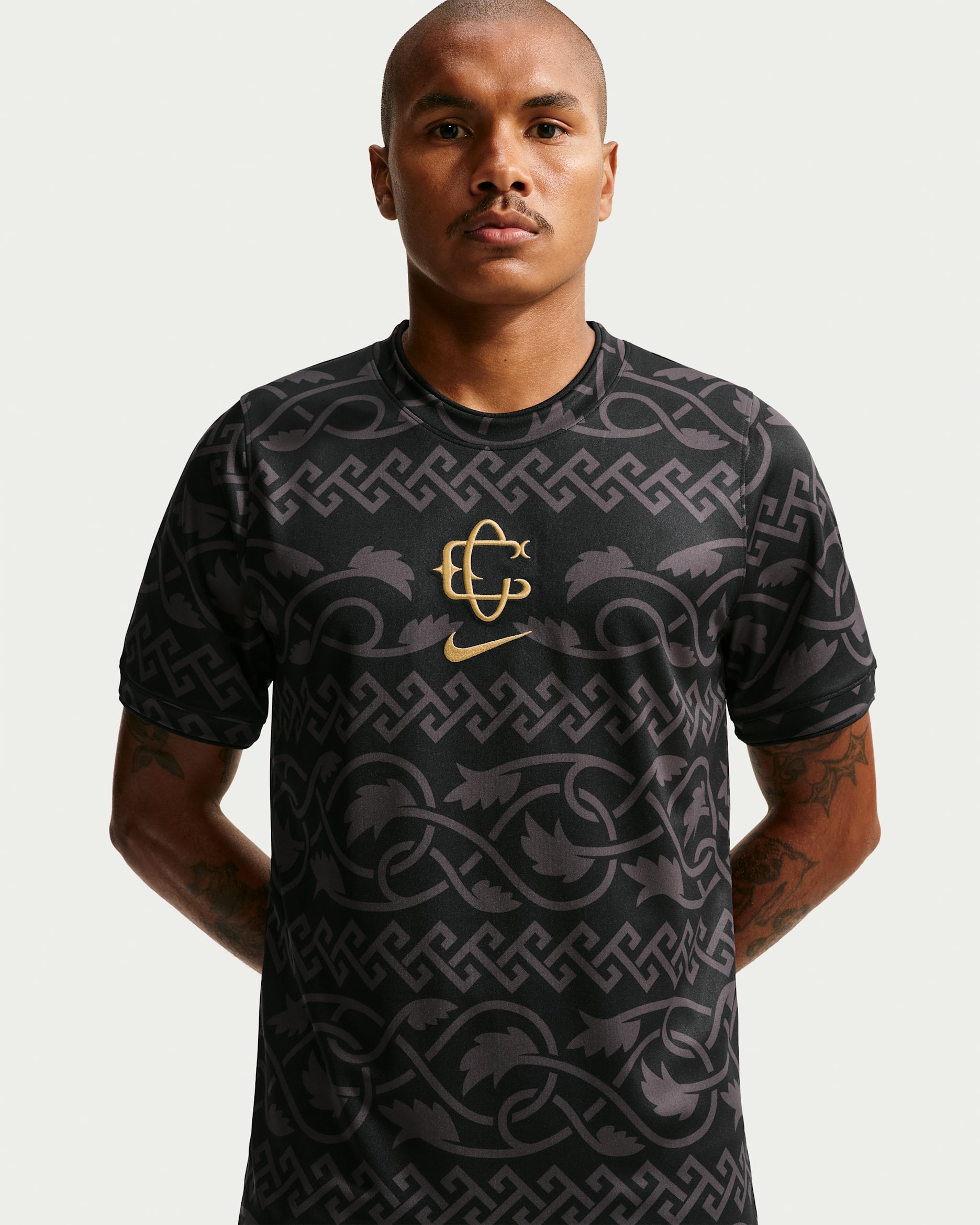 Playera de futbol de manga corta Nike Dri-FIT del C.D. Guadalajara alternativa Pre-Match para hombre - Negro/Oro genuino/Oro genuino
