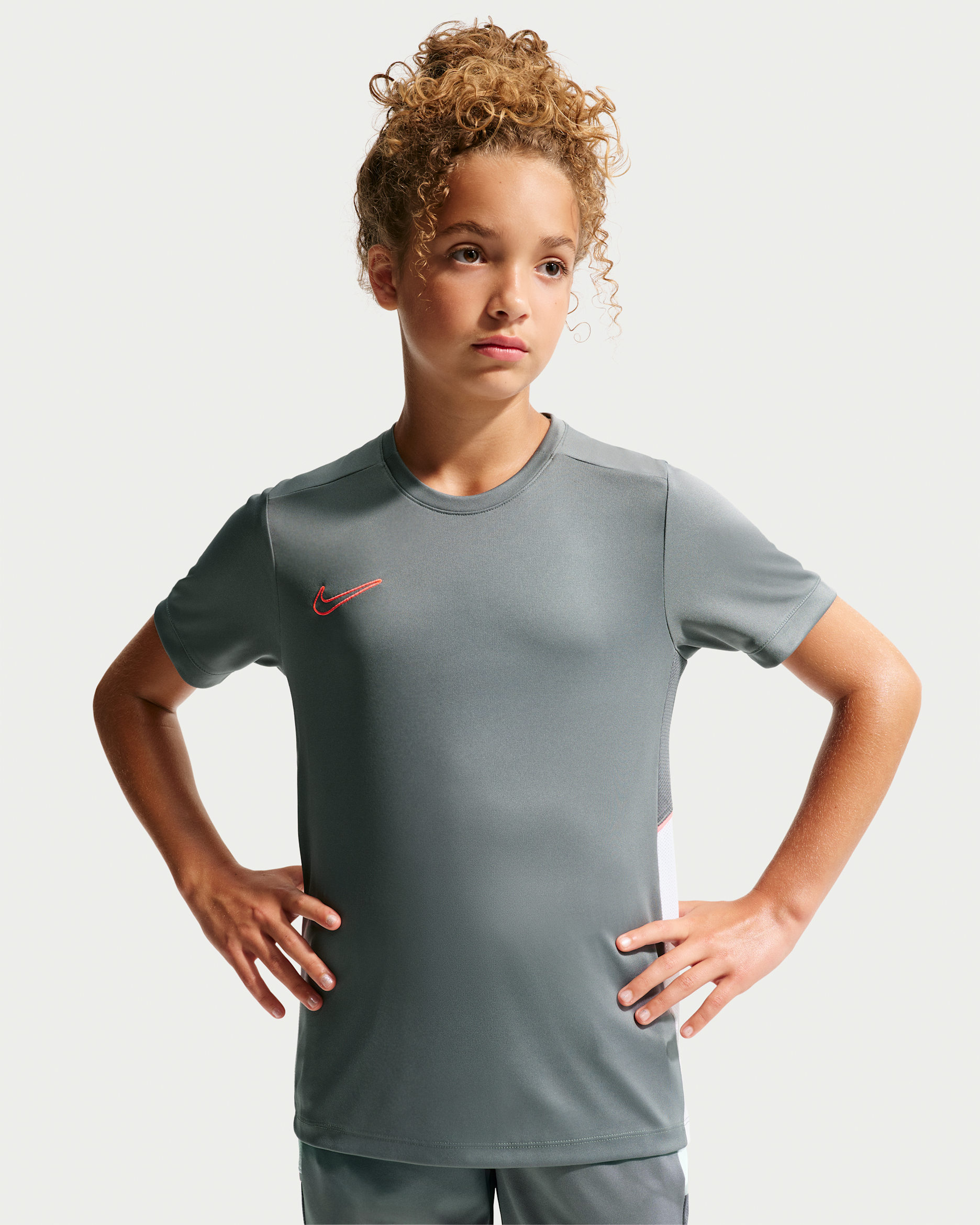 Nike Academy Dri-FIT futballfelső nagyobb gyerekeknek - Smoke Grey/Fehér/Hot Punch/Hot Punch