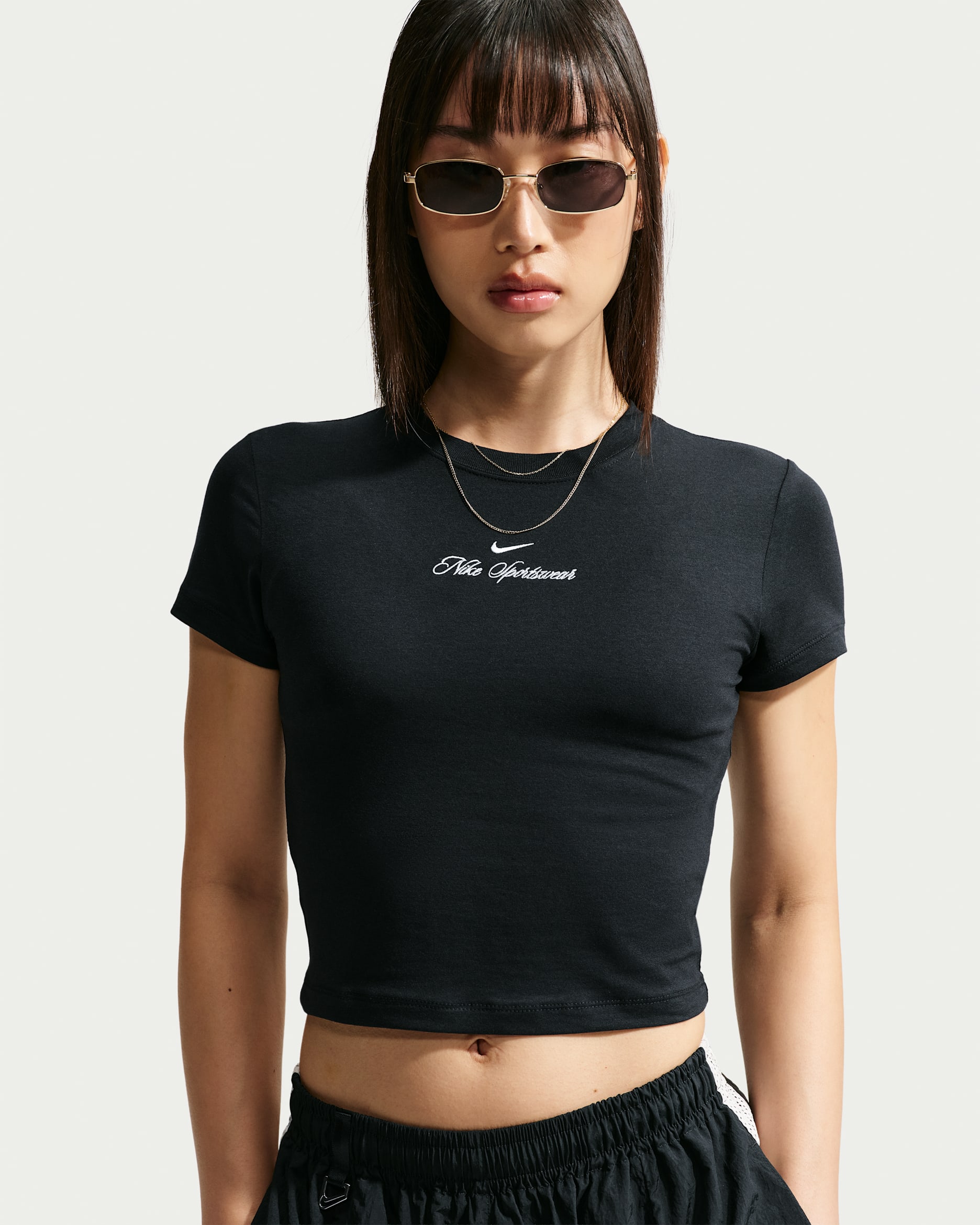 Nike Sportswear Chill Knit 女款合身短版 T 恤 - 黑色