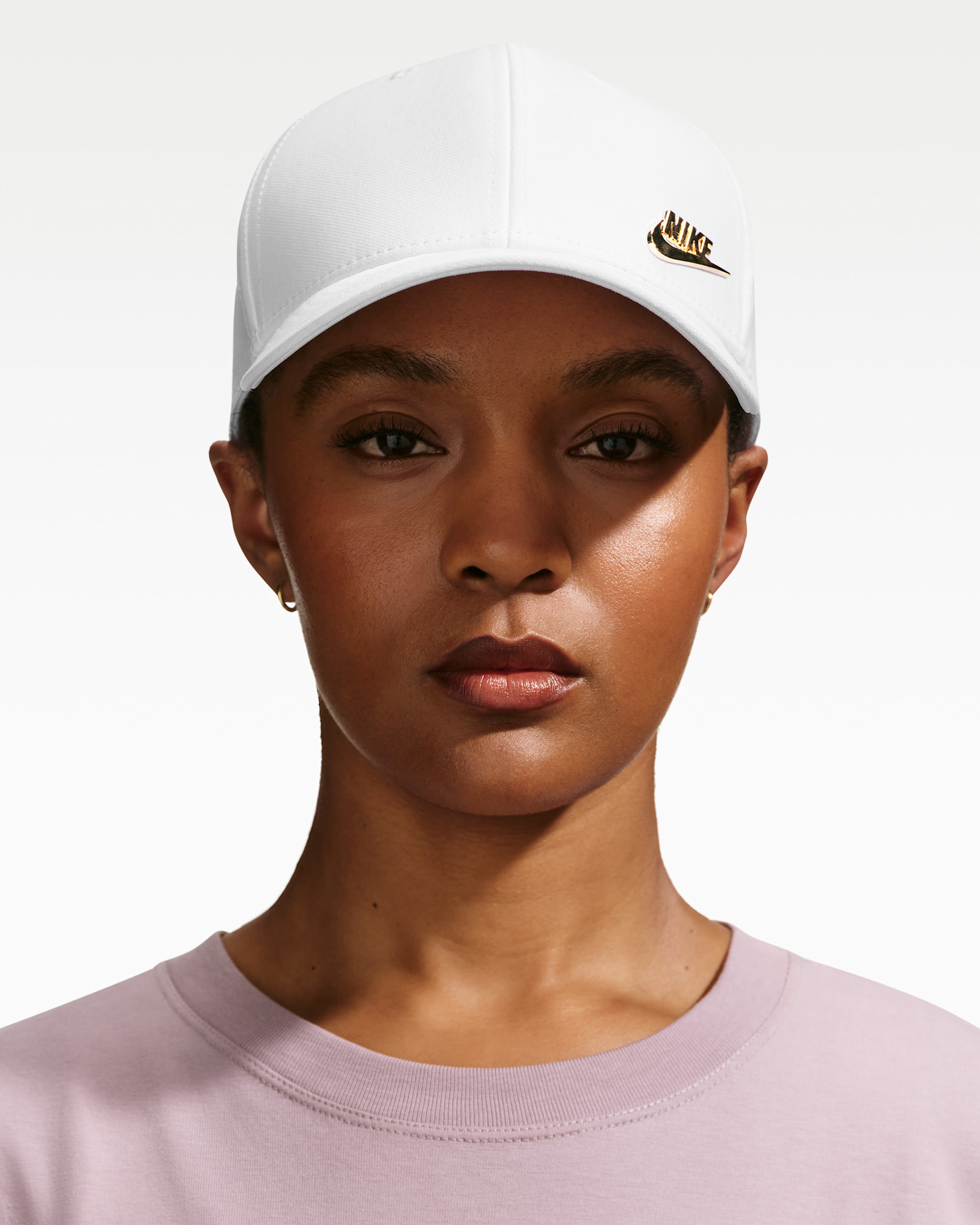 Nike Dri-FIT Club Structured Metal Logo Cap - White/Metallic Gold