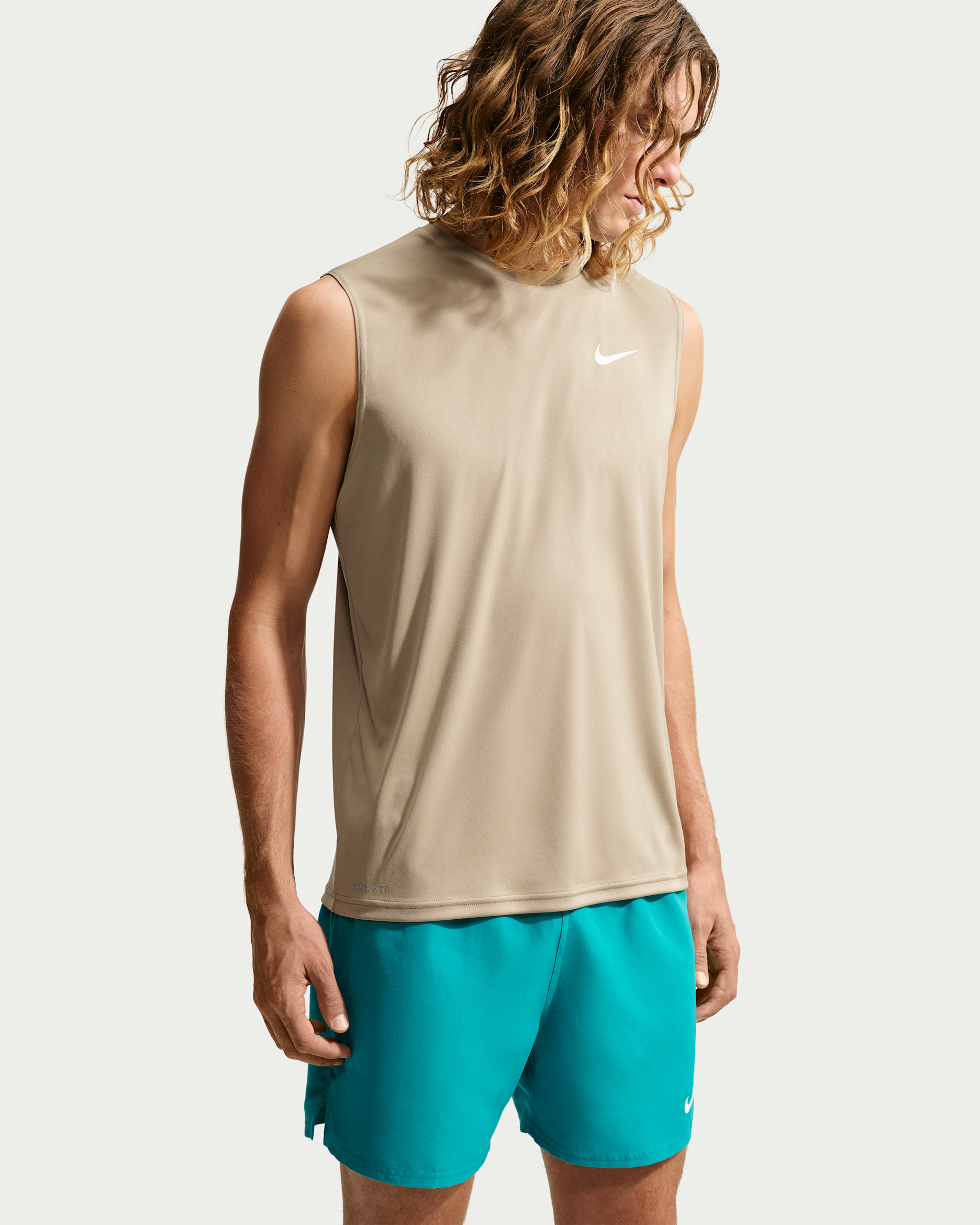Camiseta sin mangas Dri-FIT con protección contra los rayos UV para hombre Nike Swim Hydroguard Essential - Beige paracaídas/Beige paracaídas/Beige paracaídas/Blanco