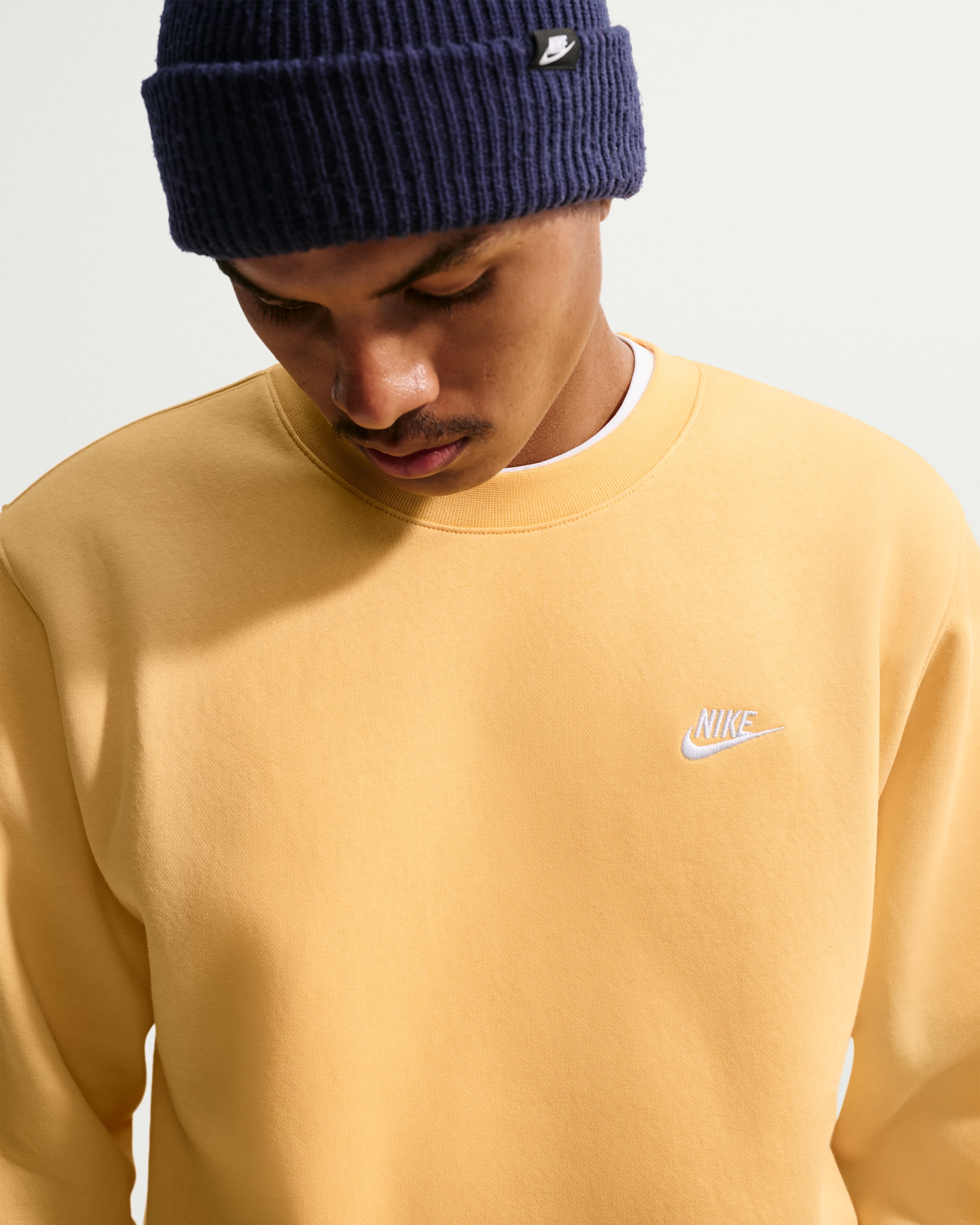 Haut en Fleece Nike Club pour homme - Topaz Gold/Blanc