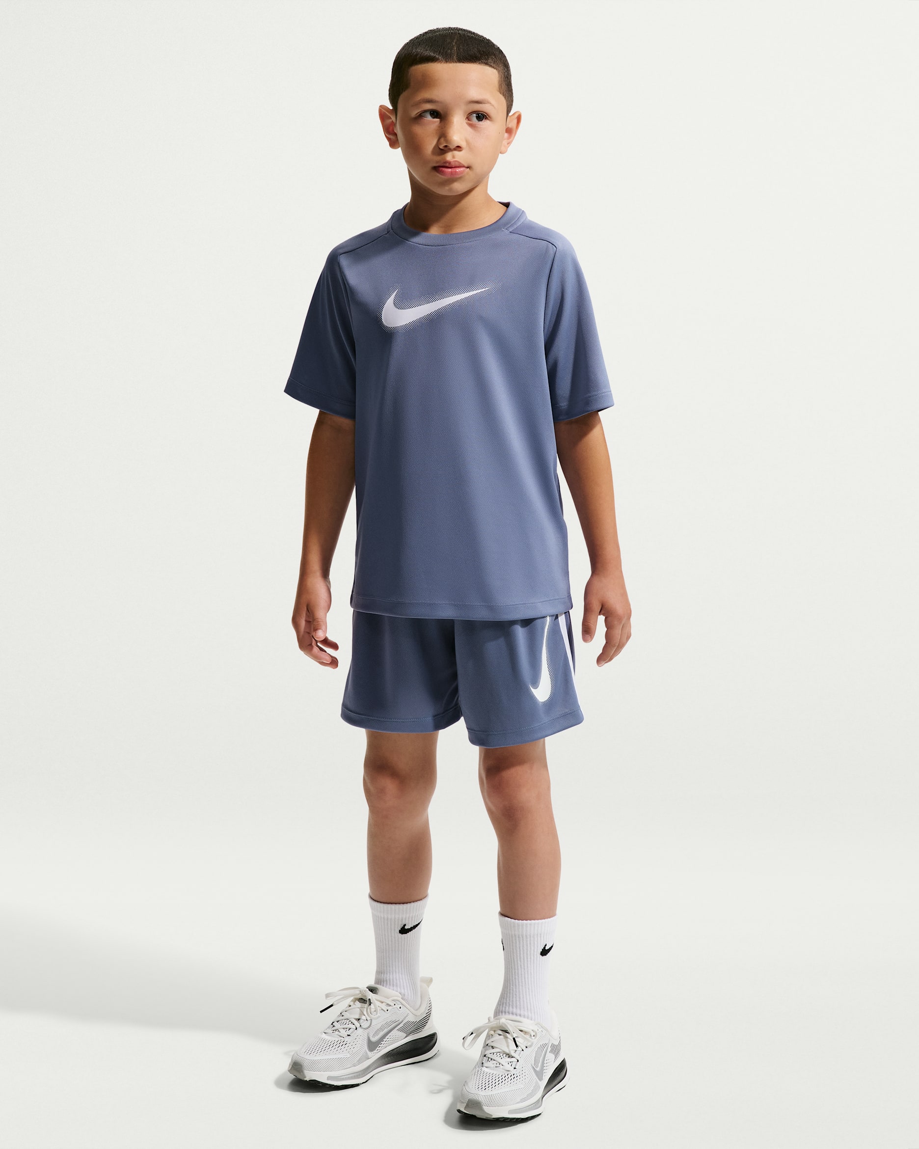 Shorts de entrenamiento con gráfico Dri-FIT para niño talla grande Nike Multi - Índigo mundial/Blanco/Blanco