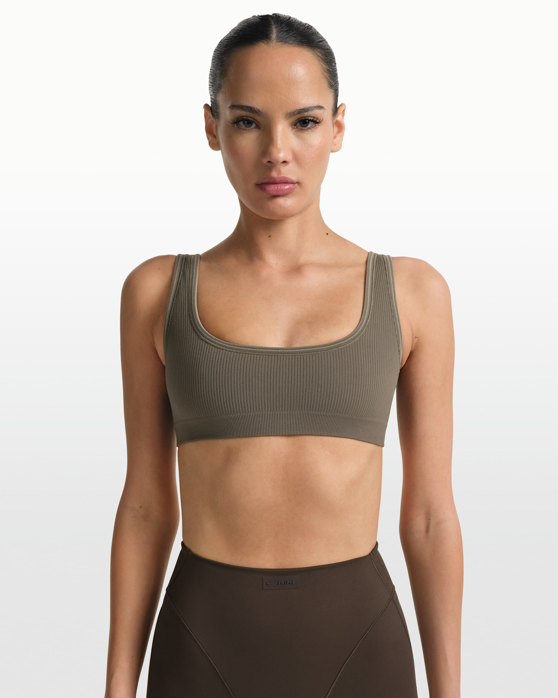 Bralette NikeSKIMS Ribbed Seamless med djup halsringning för kvinnor - NSKM DSTY OK MS/NSKM DUNE
