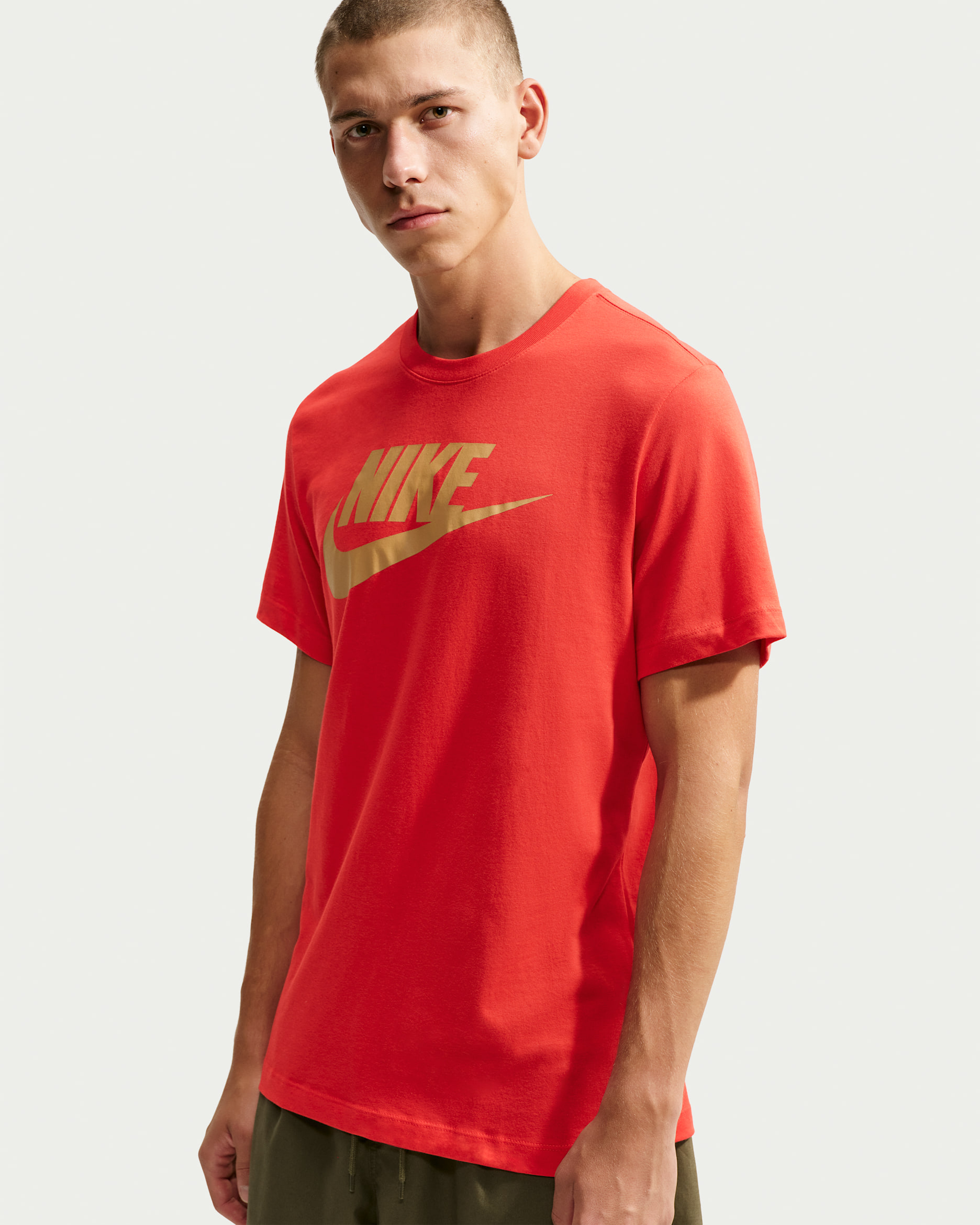 T-shirt Nike Sportswear pour Homme - University Red/Flat Gold