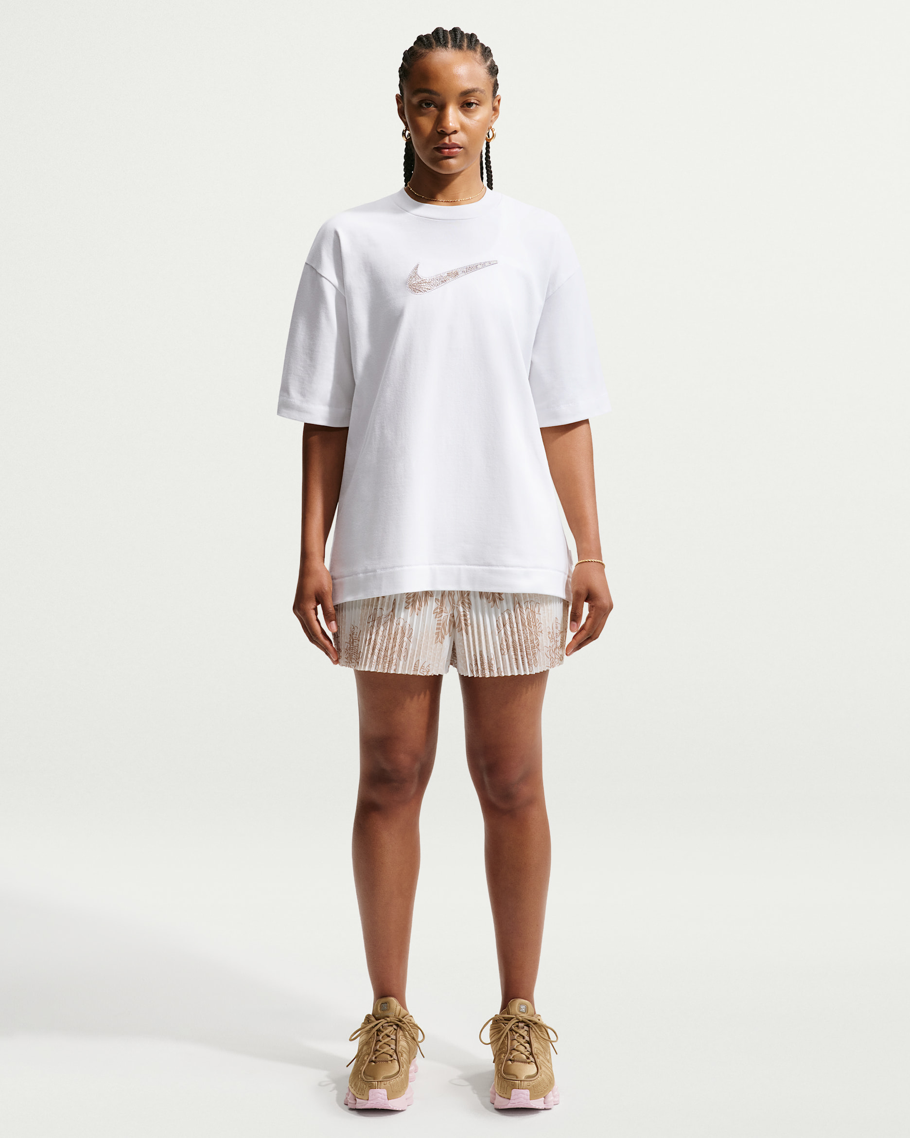 Naomi Osaka dameshorts med mellomhøyt liv (8 cm) - Summit White/Filbert/Sanddrift