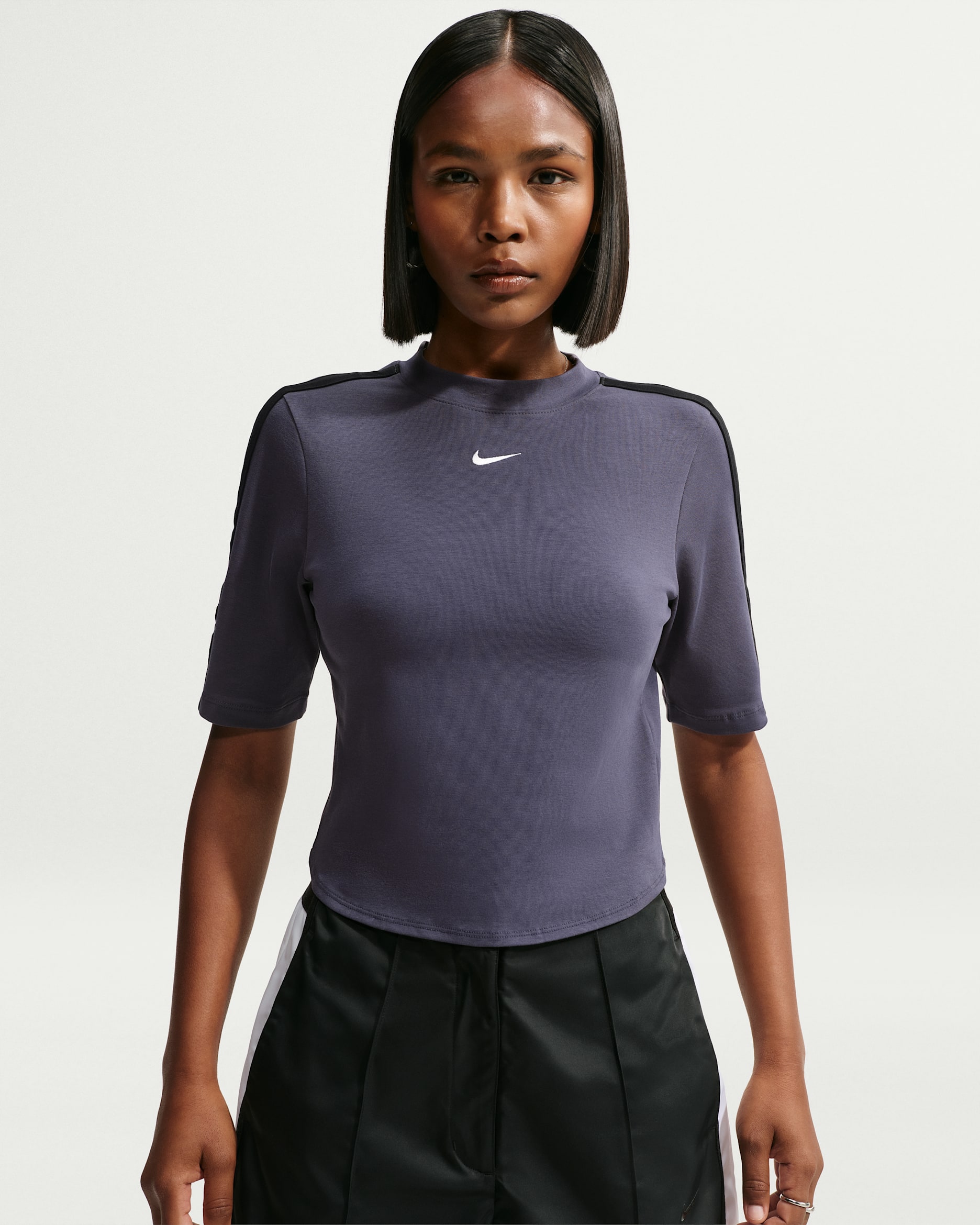 Playera ajustada para mujer Nike Sportswear - Parrilla/Negro/Vela