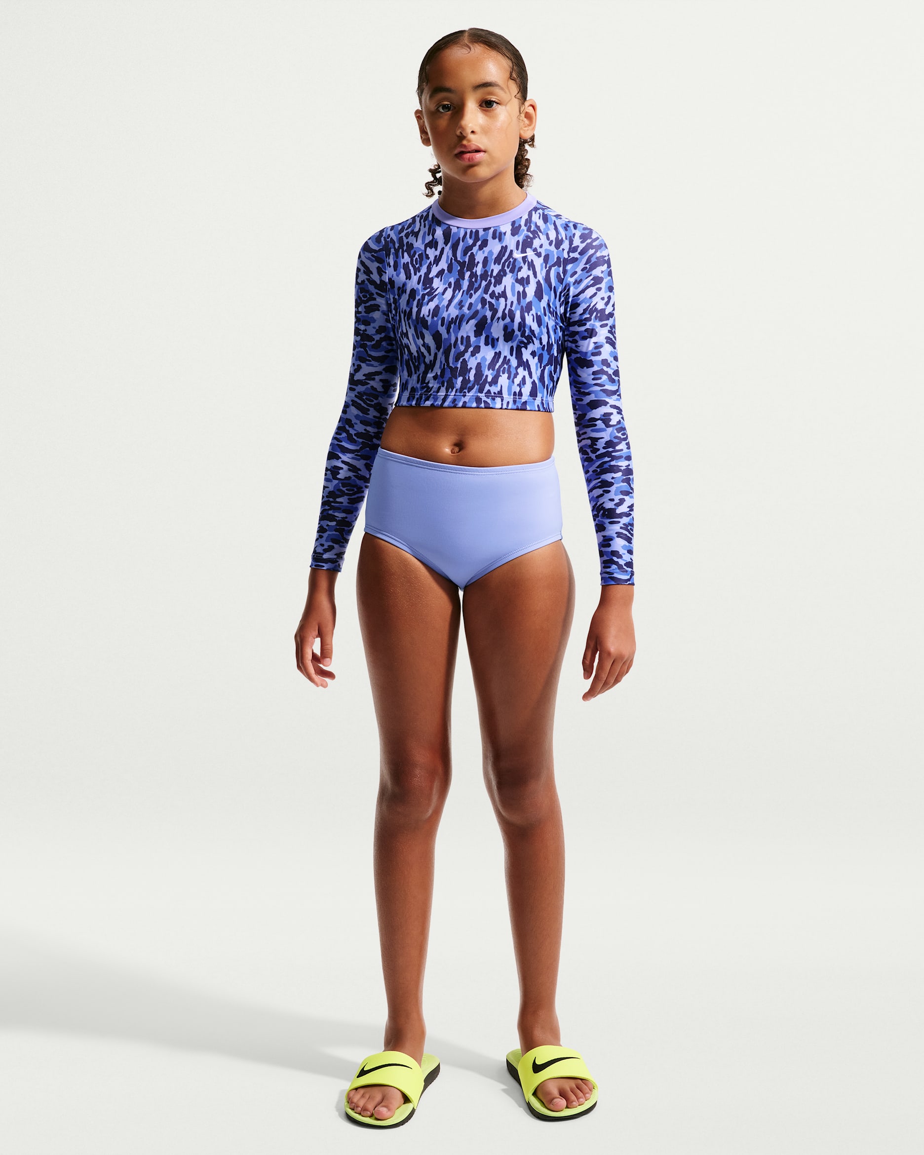 Conjunto de top cropped de manga larga y cintura alta para niña talla grande Nike Swim - Cardo claro/Blanco