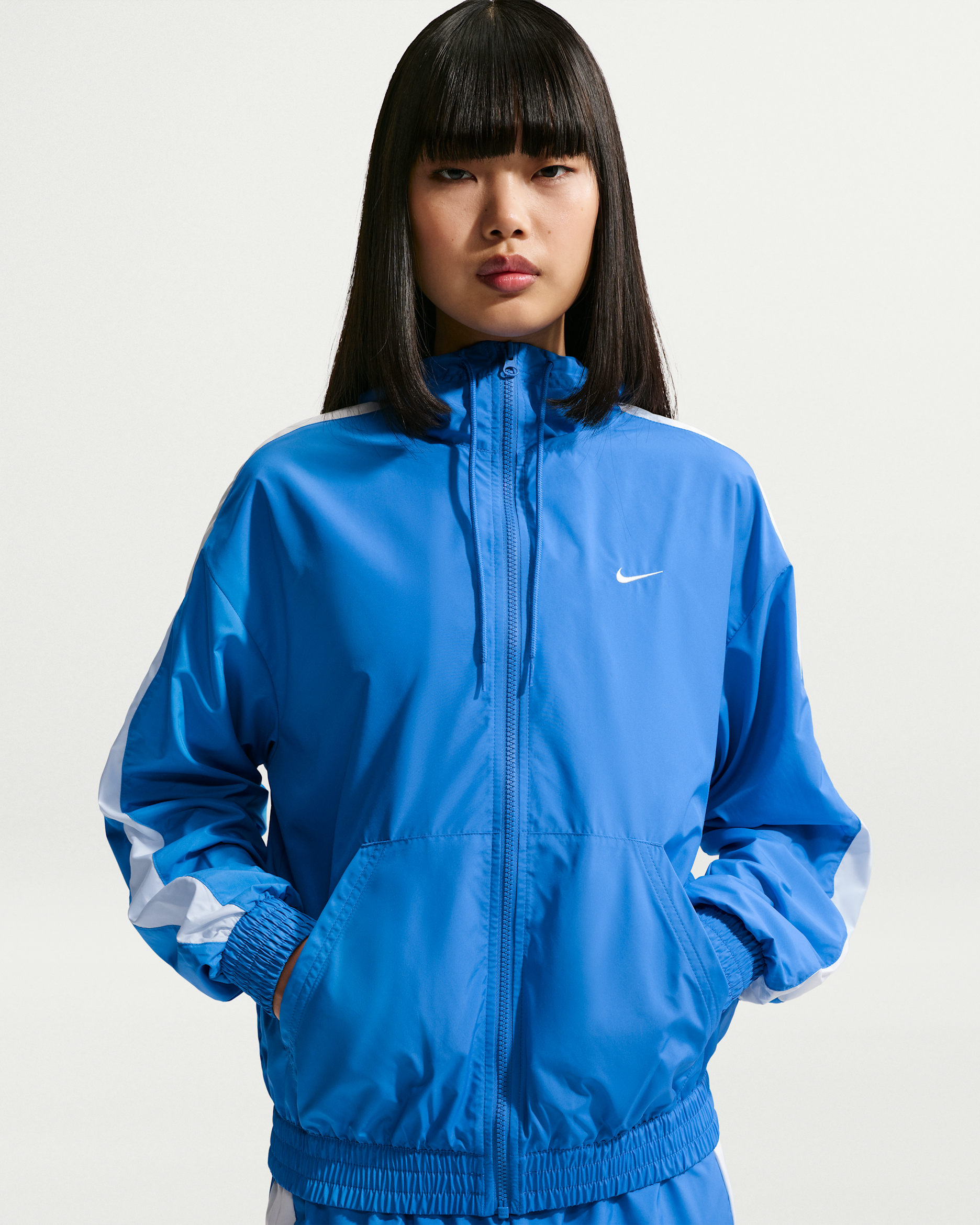 Chamarra con gorro de ajuste holgado para mujer UV Nike Sportswear Classic Wovens - Azul foto claro/Blanco/Vela