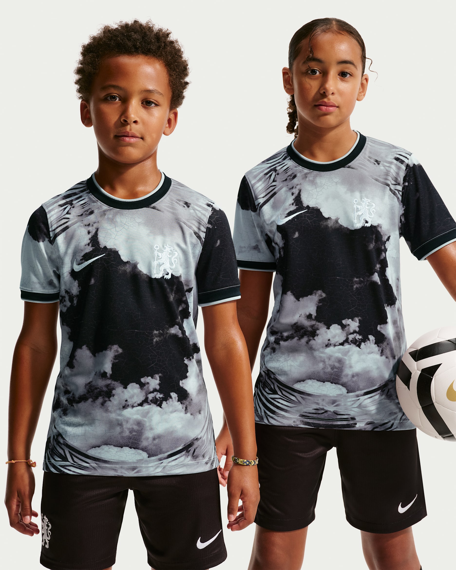 Chelsea FC Nike Pre-Match-Fußballoberteil mit Dri-FIT-Technologie (ältere Kinder) - Grey Fog/Schwarz/Weiß