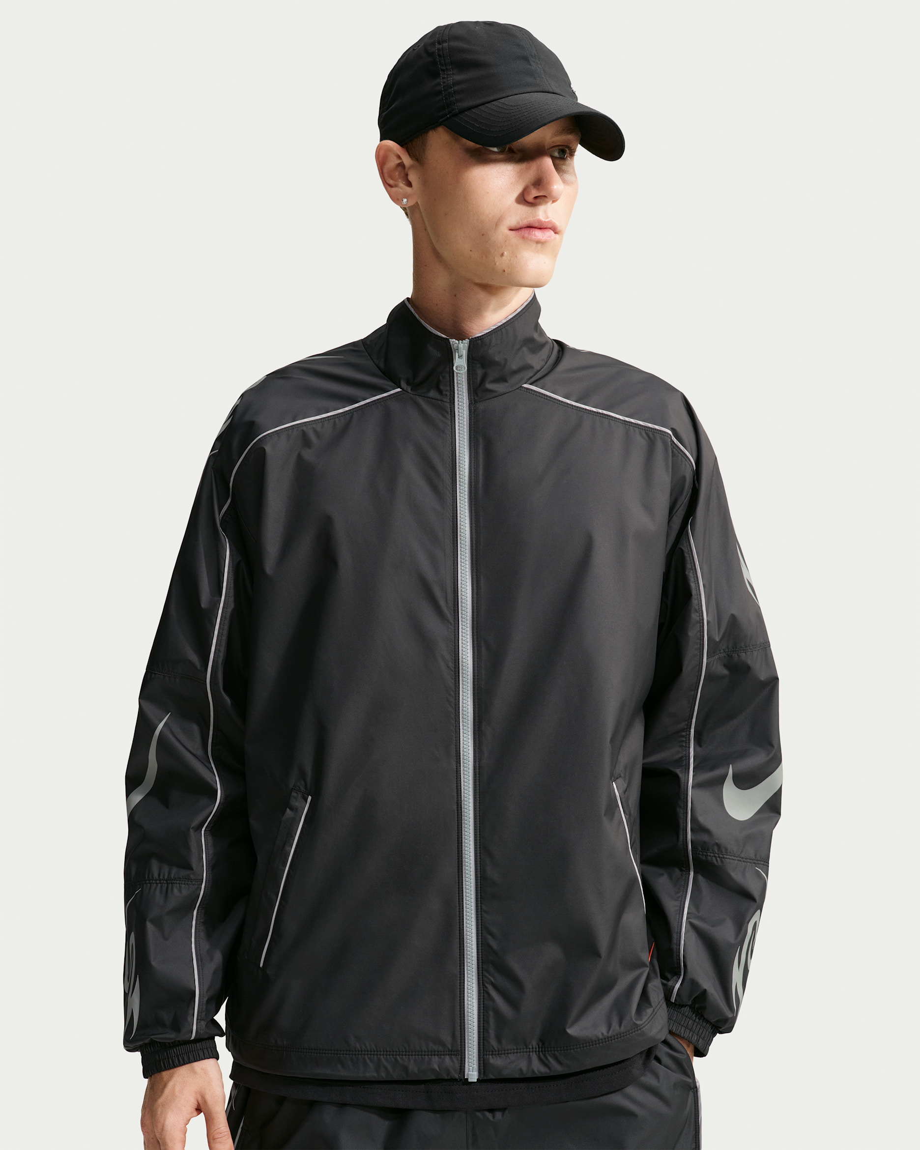 Nike Sportswear Varsity Track-Jacket mit Grafik für Herren - Schwarz/Schwarz/Light Smoke Grey/Safety Orange