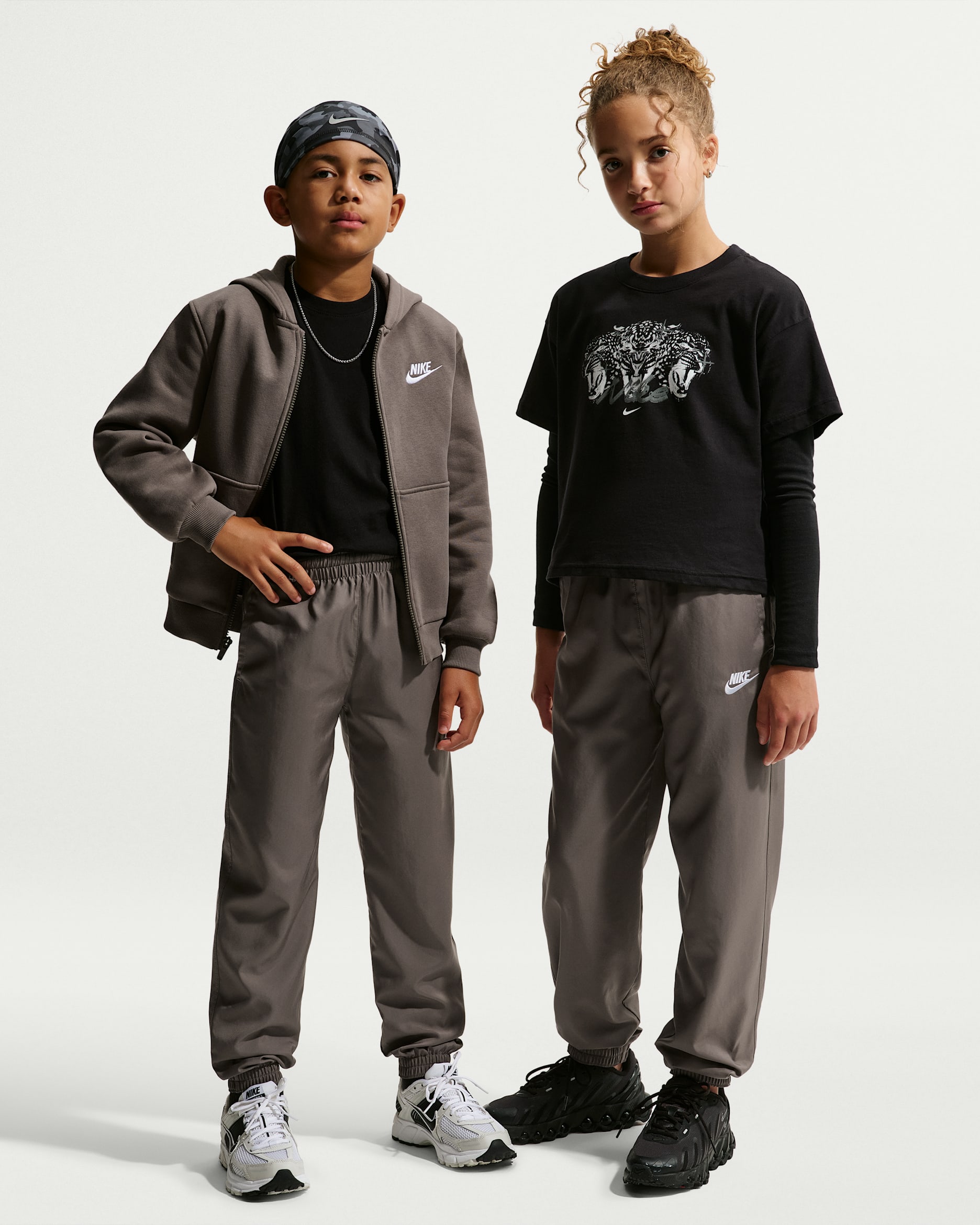 กางเกงจ๊อกกิ้งแบบทอเด็กโต Nike Sportswear Club - Cave Stone/ขาว