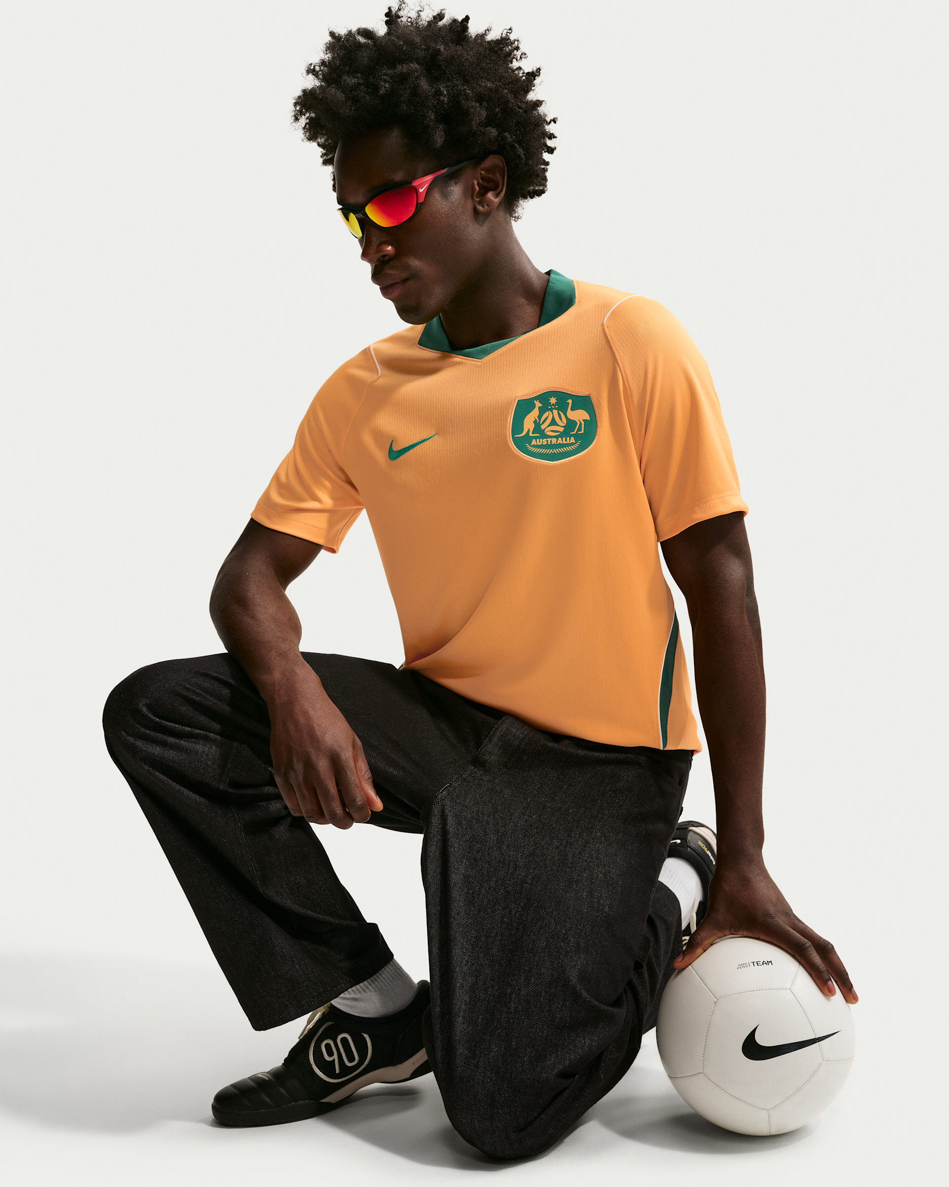 Jersey de fútbol Nike Dri-FIT de Australia local 2026 Stadium para hombre - Oro deportivo/Verde místico/Vela/Verde místico